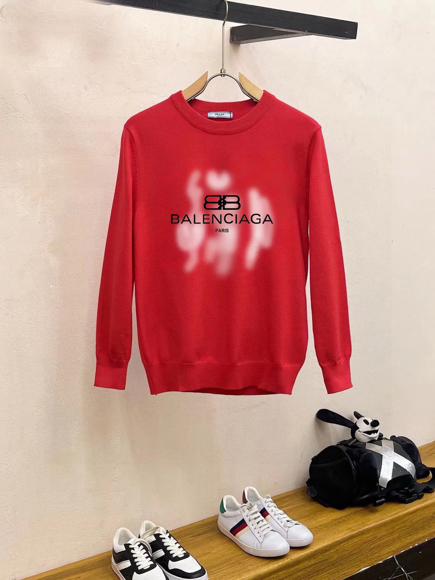 🅿️240 【BALENCIAGA】Autumn and winter classic round neck pullover sweater, in full condition! ! ! Wool blended fabric, the latest model in 2025, golden ratio! ! Slim-fitting soft gold, versatile and practical item, the combination and practicality are extremely powerful, simple and elegant, and classy! To create your own style, it is highly recommended to buy it in two colors. The standard slim fit tailoring process is suitable for both young and old men. It is knitted from wool and will not cause any discomfort! While keeping warm, it is stylish, textured and wearable, and the classic logo with contrasting colors on the chest feels in place! ! Recommended for regular customers! ! Size M-3XL (maximum wear: 190 pounds)