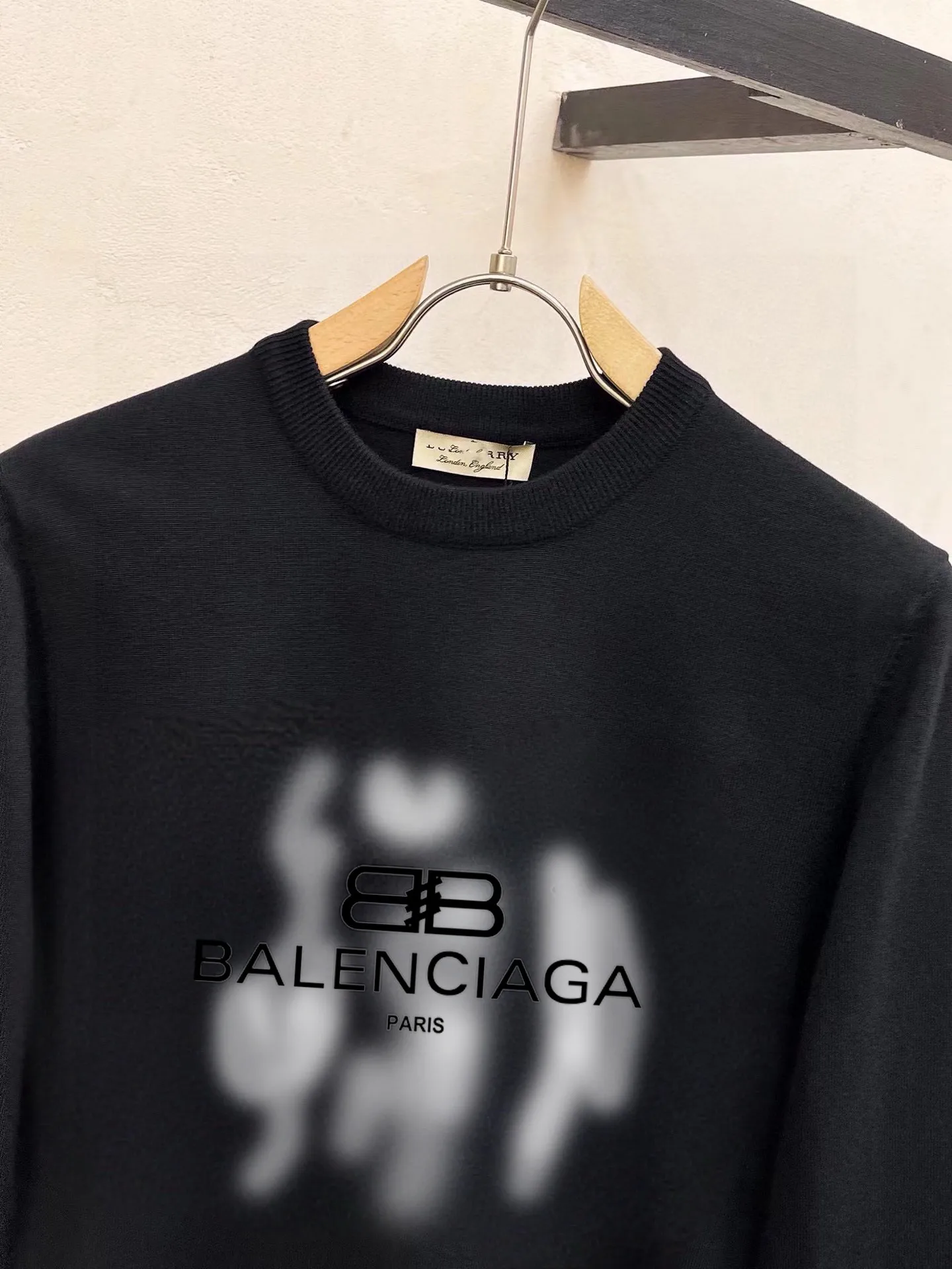 🅿️240 【BALENCIAGA】Autumn and winter classic round neck pullover sweater, in full condition! ! ! Wool blended fabric, the latest model in 2025, golden ratio! ! Slim-fitting soft gold, versatile and practical item, the combination and practicality are extremely powerful, simple and elegant, and classy! To create your own style, it is highly recommended to buy it in two colors. The standard slim fit tailoring process is suitable for both young and old men. It is knitted from wool and will not cause any discomfort! While keeping warm, it is stylish, textured and wearable, and the classic logo with contrasting colors on the chest feels in place! ! Recommended for regular customers! ! Size M-3XL (maximum wear: 190 pounds)