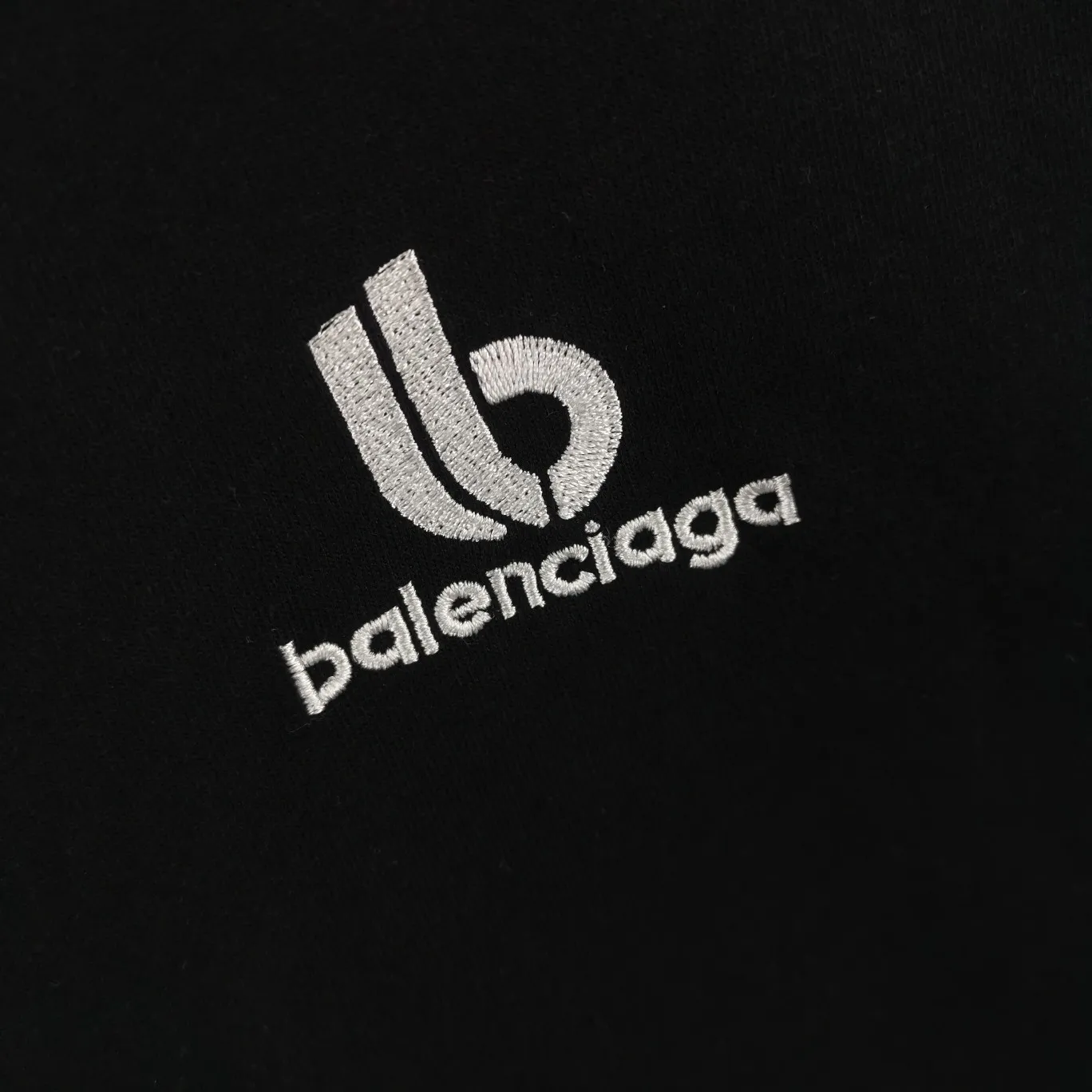 [New arrival] The top and tested version of the new BALENCIAGA half-moon BB embroidered eco-friendly large LOGO for male and female couples star short-sleeved T-shirts. The simple embroidery series is popular, Behringer embroidery technology, the embroidery is meticulous and meticulous! The font is full and the texture is clear! The fabric is made of 280g high-count double-yarn pure cotton, polyester-free, and absolutely no pilling! Size: XS-L Color: Black Mint Green P:240