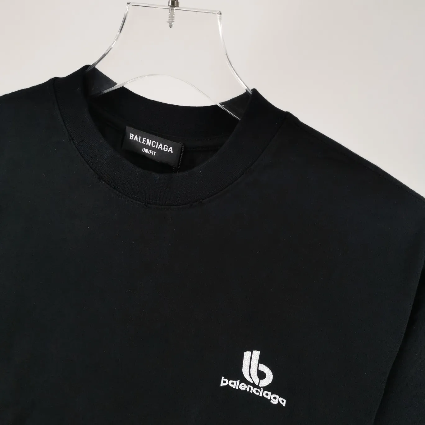 [New arrival] The top and tested version of the new BALENCIAGA half-moon BB embroidered eco-friendly large LOGO for male and female couples star short-sleeved T-shirts. The simple embroidery series is popular, Behringer embroidery technology, the embroidery is meticulous and meticulous! The font is full and the texture is clear! The fabric is made of 280g high-count double-yarn pure cotton, polyester-free, and absolutely no pilling! Size: XS-L Color: Black Mint Green P:240