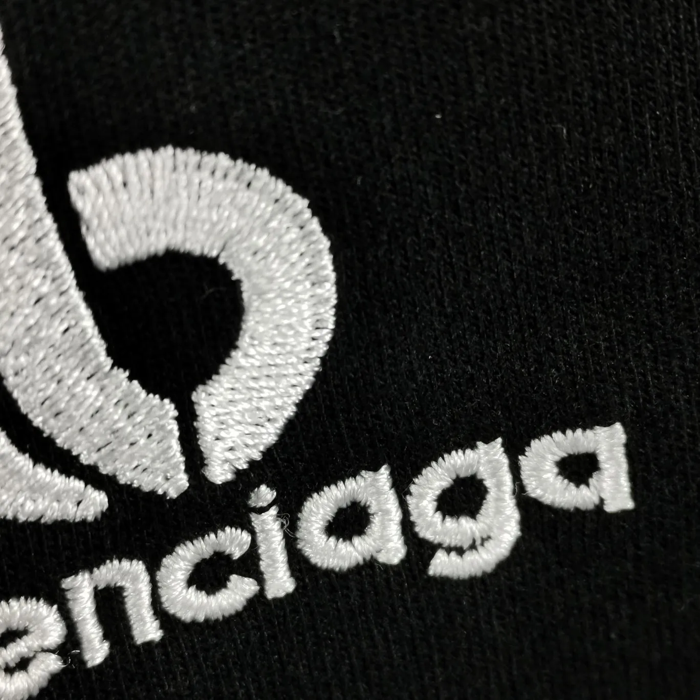 [New arrival] The top and tested version of the new BALENCIAGA half-moon BB embroidered eco-friendly large LOGO for male and female couples star short-sleeved T-shirts. The simple embroidery series is popular, Behringer embroidery technology, the embroidery is meticulous and meticulous! The font is full and the texture is clear! The fabric is made of 280g high-count double-yarn pure cotton, polyester-free, and absolutely no pilling! Size: XS-L Color: Black Mint Green P:240