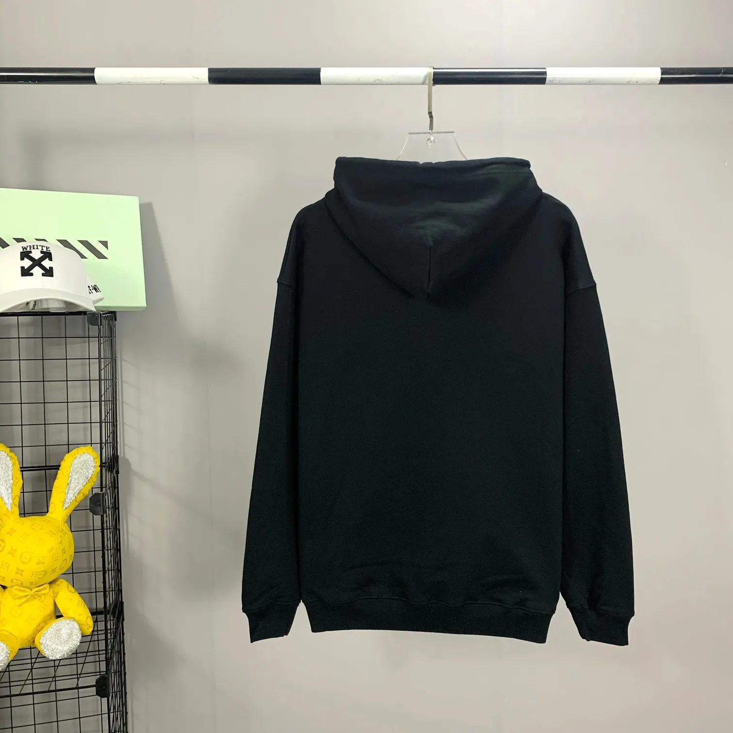 [New color] Top tested version Balenciaga BALENCIAGA lock printed male and female couple star same style autumn and winter pure cotton hooded sweatshirt - full set of 1:1 customized original accessories packaging (with logo Sydney paper + new main mark + water washing + original hang tag) The whole sweatshirt is made of 460 grams of pure cotton large terry, and the wet weight can reach 480, which is full of thickness -Note⚠️This year’s Balenciaga hoodie has embroidered eyelets on the hood‼ ️Eliminating the previous hardware eyes, this is also a detail that distinguishes low-end versions on the market‼ ️The whole piece of clothing, hat rope, thread, and fabric are produced in the same vat with 0 color difference - imported elliptical machine printing is used. Each printing is neatly aligned and the overall printing has no edges. I make every piece of clothing with conscience and strive for excellence in every link. Just to sell a piece of clothing and retain a customer. Although our products are a little more expensive than others, the expensive money is kept in the clothes and is definitely not imported into my pocket.  Color: Black Size: XS-L P:430