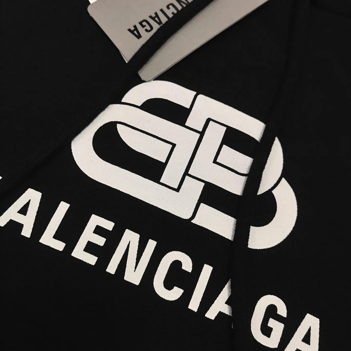 [New color] Top tested version Balenciaga BALENCIAGA lock printed male and female couple star same style autumn and winter pure cotton hooded sweatshirt - full set of 1:1 customized original accessories packaging (with logo Sydney paper + new main mark + water washing + original hang tag) The whole sweatshirt is made of 460 grams of pure cotton large terry, and the wet weight can reach 480, which is full of thickness -Note⚠️This year’s Balenciaga hoodie has embroidered eyelets on the hood‼ ️Eliminating the previous hardware eyes, this is also a detail that distinguishes low-end versions on the market‼ ️The whole piece of clothing, hat rope, thread, and fabric are produced in the same vat with 0 color difference - imported elliptical machine printing is used. Each printing is neatly aligned and the overall printing has no edges. I make every piece of clothing with conscience and strive for excellence in every link. Just to sell a piece of clothing and retain a customer. Although our products are a little more expensive than others, the expensive money is kept in the clothes and is definitely not imported into my pocket.  Color: Black Size: XS-L P:430