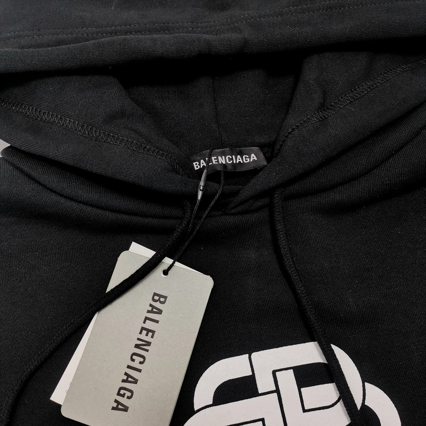 [New color] Top tested version Balenciaga BALENCIAGA lock printed male and female couple star same style autumn and winter pure cotton hooded sweatshirt - full set of 1:1 customized original accessories packaging (with logo Sydney paper + new main mark + water washing + original hang tag) The whole sweatshirt is made of 460 grams of pure cotton large terry, and the wet weight can reach 480, which is full of thickness -Note⚠️This year’s Balenciaga hoodie has embroidered eyelets on the hood‼ ️Eliminating the previous hardware eyes, this is also a detail that distinguishes low-end versions on the market‼ ️The whole piece of clothing, hat rope, thread, and fabric are produced in the same vat with 0 color difference - imported elliptical machine printing is used. Each printing is neatly aligned and the overall printing has no edges. I make every piece of clothing with conscience and strive for excellence in every link. Just to sell a piece of clothing and retain a customer. Although our products are a little more expensive than others, the expensive money is kept in the clothes and is definitely not imported into my pocket.  Color: Black Size: XS-L P:430