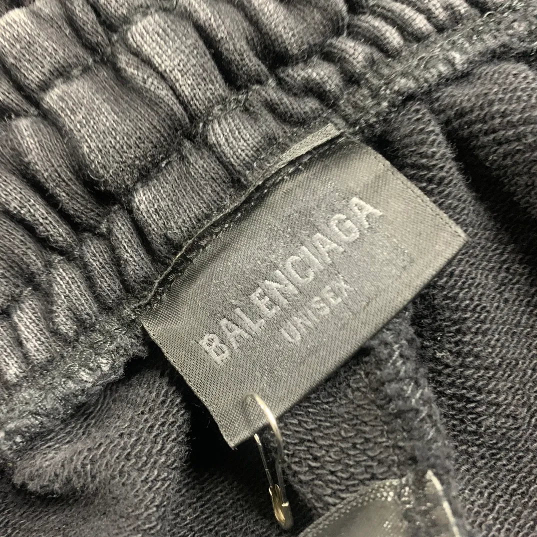The top tried and tested version of Balenciaga Paris 24SS limited capsule flame series trousers, a hot item on Balenciaga’s spring and summer catwalks! Custom-dyed sweatshirt fabric with a washed effect and original flame logo printing on the side. Available simultaneously on the official website! BA’s latest limited edition trousers, a popular item that fashion bloggers are competing to interpret, will be the most popular street matching tool in autumn and winter this year!  This pair of trousers is made of custom-woven and custom-dyed heavy-weight terry cotton. The finished product is washed to create a unique color. The surface texture is fine and plain, and the drape and wide feel are excellent! The inside has a fluffy and soft terry texture like fish scales, which is close to the skin and comfortable, and there is no thorny feeling at all! The two sides of the trousers follow this year's most popular capsule series flame letter graffiti elements, and the old-style incomplete contrasting print design makes the whole thing more fashionable and coordinated, and directly increases the handsomeness value! The high-elasticity drawstring waistband and loose straight wide-leg trousers are tailored to fit any leg shape easily. What are you waiting for, fashionable men and women?  Color Blue Gray Size s~xl P:360