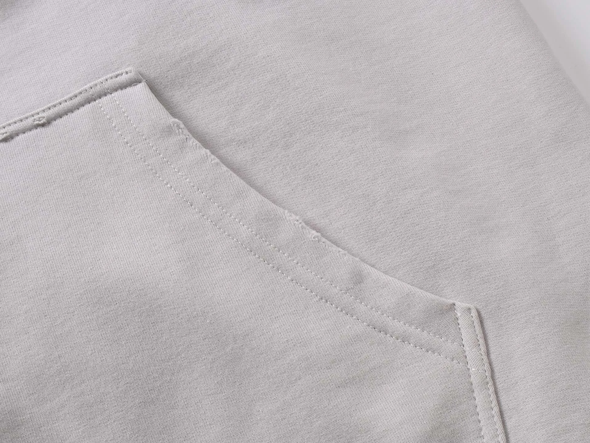 🅿️380 Detailed Picture [Top version. Official website quality] BALENCI*GA/Paris. 25ss latest model. Masking tape, pulped print, washed, fried, distressed, cardigan zipper hooded sweatshirt. The brick cabinets are synchronized. The fabric is made of Paris ZP custom-woven and dyed cotton sweatshirt. Weighing 460 grams, the cloth surface is clean. The cloth pattern is clear, soft and comfortable, and the threads are dyed with no color difference. The classic pattern is printed with environmentally friendly imported materials, and the tape pattern is glued. The letters are clear and the effect is three-dimensional. Restored brick cabinets. Different market currencies, welcome to compare. The version adopts OS loose shoulder design. The same style for men and women. Code: BL259902 Color: black, off-white Size: XS S M L