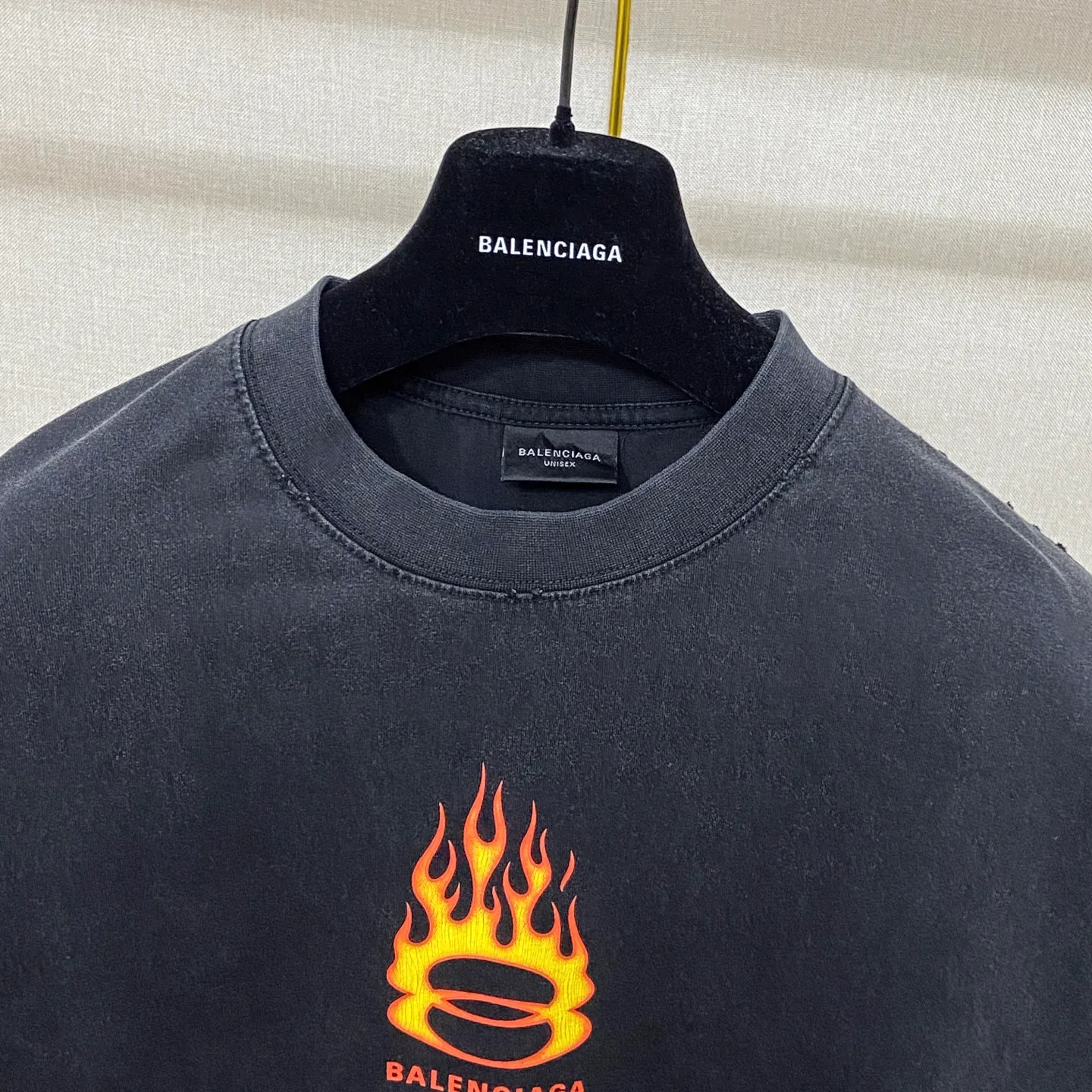 🅿️190 9145# Actual photo top version [[BALENCIA*GA] official website quality Paris new double-ring flame torch direct injection printed washed distressed short-sleeved T-shirt OS version loose dropped shoulders Unisex Fabric: 260 grams 100% cotton double yarn Process: front and rear left and right sleeve printing Garment washed worn distressed fixed color Color: washed black washed blue Size: XS S M L