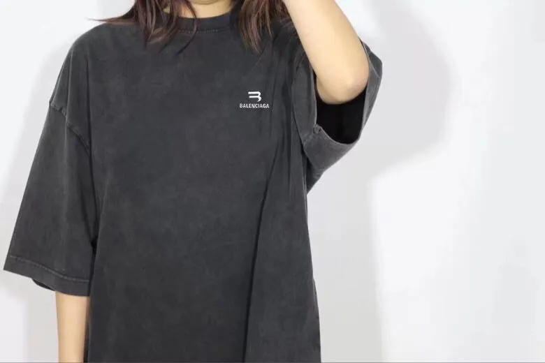 ♻️💯Upper body reference model picture❤️The top tested version BALENCIAGA Balenciaga's new LOGO inverted chest embroidery print male and female couple stars the same short-sleeved T-shirt. It uses imported Tajima embroidery printing, the printing texture is clear and full! Ready-made garments are washed, fried snowflakes and sanded. The scrap rate is very high. Full of craftsmanship. 32S 280g double-ply double yarn pure cotton fabric. Ready-made garments are shaped and washed! Full of drape. The hem has a high-low bifurcated design, with a clear sense of layering and BF design style! Butt-covering artifact! Girls can have their lower body disappear in an instant! Accessories: Butter paper with logo, three-label synchronous official website Size: XS-L Color: Washed black P:280