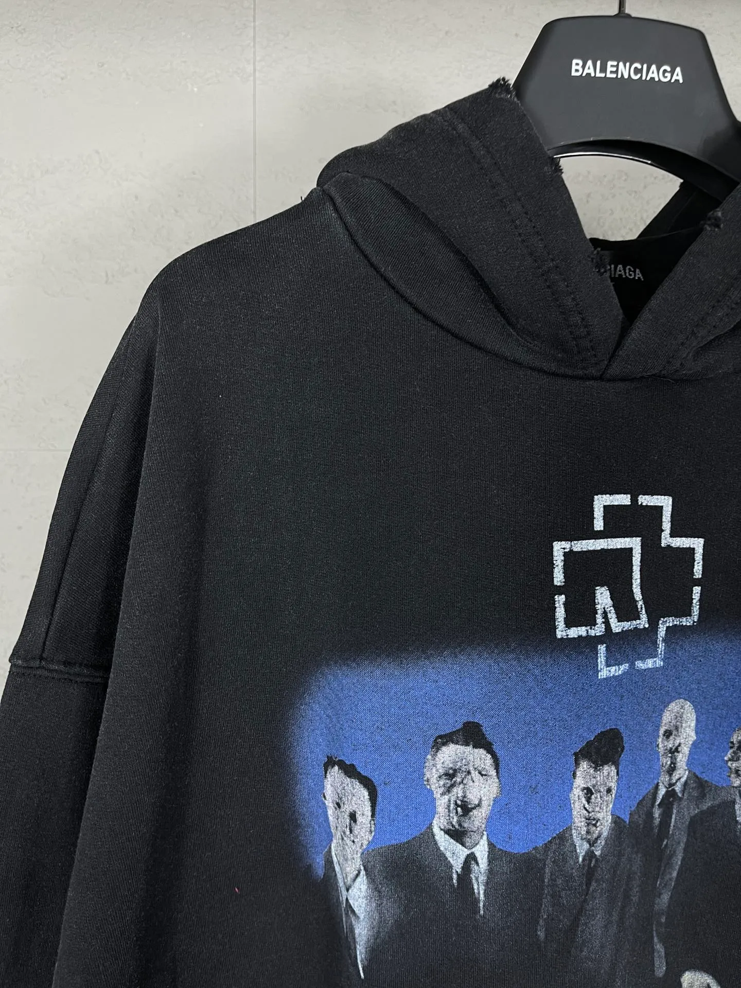 🅿️330 Actual pictures [Top version. Official website quality] BALENCI*GA/Paris Rammstein band co-branded hooded sweatshirt. The fabric is made of Paris ZP custom-woven and dyed cotton sweatshirt. The net weight is 450 grams. The cloth surface is clean. The cloth pattern is clear, soft and comfortable. The threads are dyed with no color difference. The pattern adopts Kornit digital direct printing machine, the letter strips are drawn with crack technology, the direct printing color is aligned with the original color, the LOGO is embroidered on the back of the clothes and legs, the ready-made clothes are washed and worn, the brick cabinets are restored, and the Jubie market is produced according to the pictures. You are welcome to compare the version and adopt the OS loose shoulder version. Same style for men and women Code: BL238070 Color: Washed black Size: XS S M L