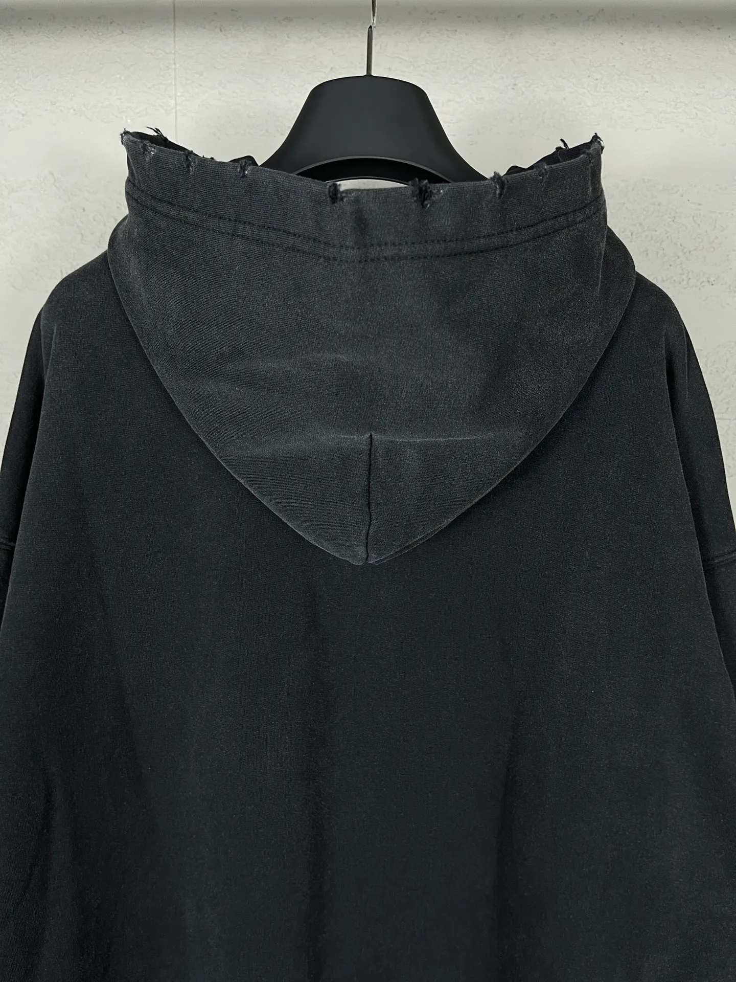 🅿️330 Actual pictures [Top version. Official website quality] BALENCI*GA/Paris Rammstein band co-branded hooded sweatshirt. The fabric is made of Paris ZP custom-woven and dyed cotton sweatshirt. The net weight is 450 grams. The cloth surface is clean. The cloth pattern is clear, soft and comfortable. The threads are dyed with no color difference. The pattern adopts Kornit digital direct printing machine, the letter strips are drawn with crack technology, the direct printing color is aligned with the original color, the LOGO is embroidered on the back of the clothes and legs, the ready-made clothes are washed and worn, the brick cabinets are restored, and the Jubie market is produced according to the pictures. You are welcome to compare the version and adopt the OS loose shoulder version. Same style for men and women Code: BL238070 Color: Washed black Size: XS S M L
