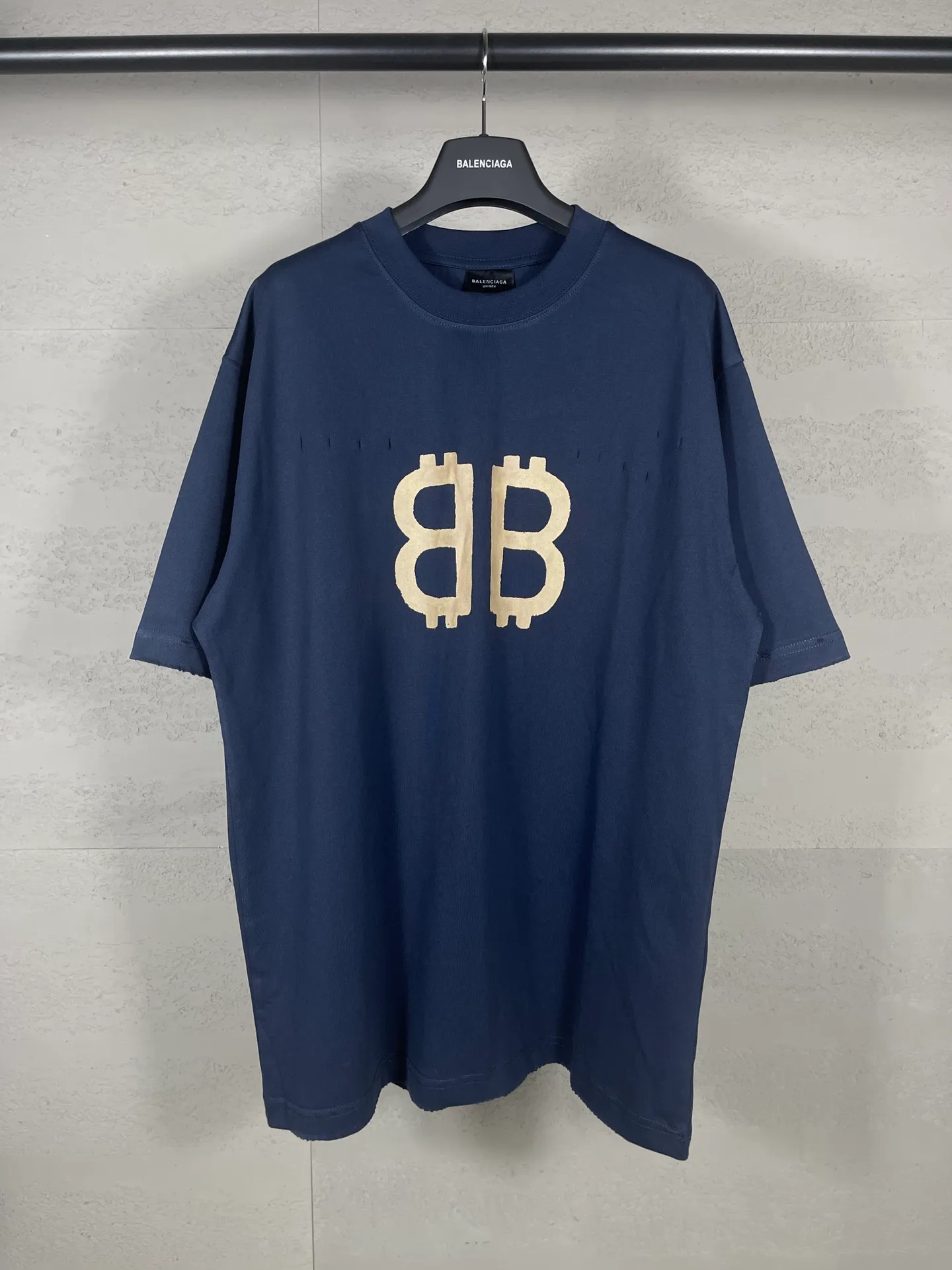 🅿️200 real photos [Top version. Official website quality] BALENCI*GA/Paris. 2023 latest mud hand-painted worn distressed short-sleeved T-shirt. Brick cabinet synchronization. ⚠️Difference in market currency. YB development. Color system is black and blue. Worn. Hand-painted consistent with ZP,‼ ️The fabric is made of Paris ZP custom-woven and dyed 100% double yarn compact cotton. The weight is 260 grams. The cloth surface is clean. The cloth pattern is clear, soft and comfortable. The threads are dyed with no color difference. Ready-made garments are hand-painted, worn, and distressed, with heavy craftsmanship. Comparisons welcome. The version adopts OS loose shoulder design. Same style for men and women. Code: BL223202 Color: black blue, off-white, smoky gray, royal blue. Size: XS to L