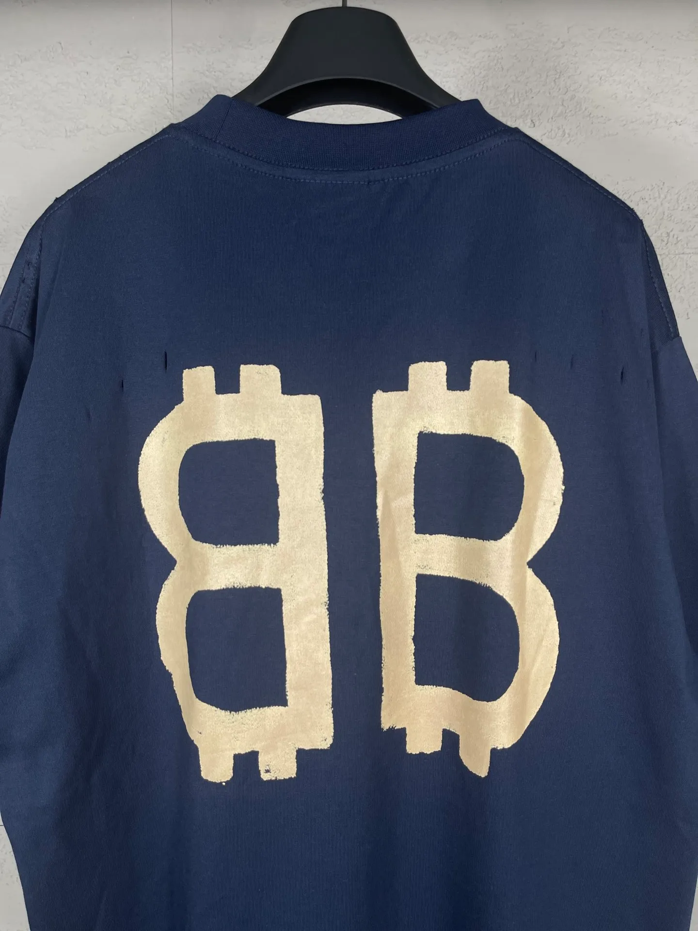 🅿️200 real photos [Top version. Official website quality] BALENCI*GA/Paris. 2023 latest mud hand-painted worn distressed short-sleeved T-shirt. Brick cabinet synchronization. ⚠️Difference in market currency. YB development. Color system is black and blue. Worn. Hand-painted consistent with ZP,‼ ️The fabric is made of Paris ZP custom-woven and dyed 100% double yarn compact cotton. The weight is 260 grams. The cloth surface is clean. The cloth pattern is clear, soft and comfortable. The threads are dyed with no color difference. Ready-made garments are hand-painted, worn, and distressed, with heavy craftsmanship. Comparisons welcome. The version adopts OS loose shoulder design. Same style for men and women. Code: BL223202 Color: black blue, off-white, smoky gray, royal blue. Size: XS to L