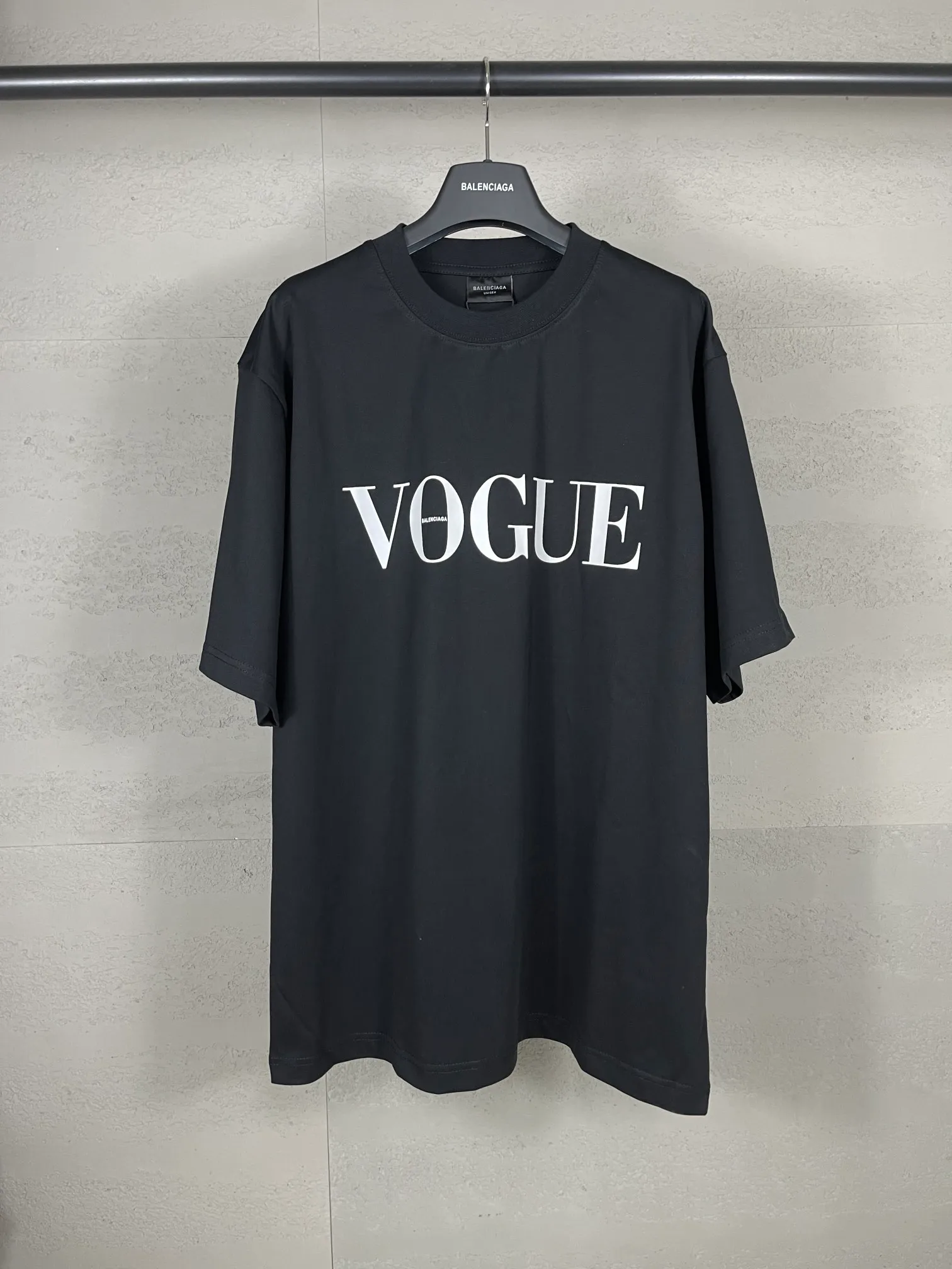 🅿️186 photos [Top version. Official website quality] BALENCI*GA/Paris. SS24 new Balenciaga Vogue co-branded series. Front and rear LOGO direct-printed short-sleeved T-shirt. Brick cabinet synchronization. Genuine product developed at the first time, happy to print and compare! The fabric is made of Paris ZP custom-woven and dyed cotton double yarn. Weighing 260 grams, the cloth surface is clean. The cloth pattern is clear, soft and comfortable. The threads are dyed with no color difference. The printing is made of environmentally friendly imported materials with direct inkjet printing. The pattern letters are clear and the effect is three-dimensional. The version adopts OS loose shoulder style. Same style for men and women. Code: BL223399 Color: black, red, off-white Size: XS S M L