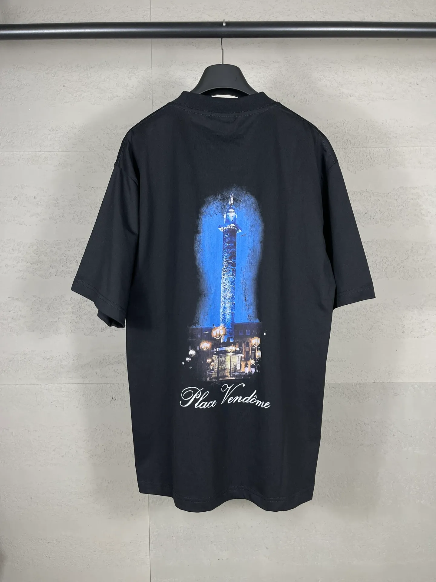 🅿️186 photos [Top version. Official website quality] BALENCI*GA/Paris. SS24 new Balenciaga Vogue co-branded series. Front and rear LOGO direct-printed short-sleeved T-shirt. Brick cabinet synchronization. Genuine product developed at the first time, happy to print and compare! The fabric is made of Paris ZP custom-woven and dyed cotton double yarn. Weighing 260 grams, the cloth surface is clean. The cloth pattern is clear, soft and comfortable. The threads are dyed with no color difference. The printing is made of environmentally friendly imported materials with direct inkjet printing. The pattern letters are clear and the effect is three-dimensional. The version adopts OS loose shoulder style. Same style for men and women. Code: BL223399 Color: black, red, off-white Size: XS S M L
