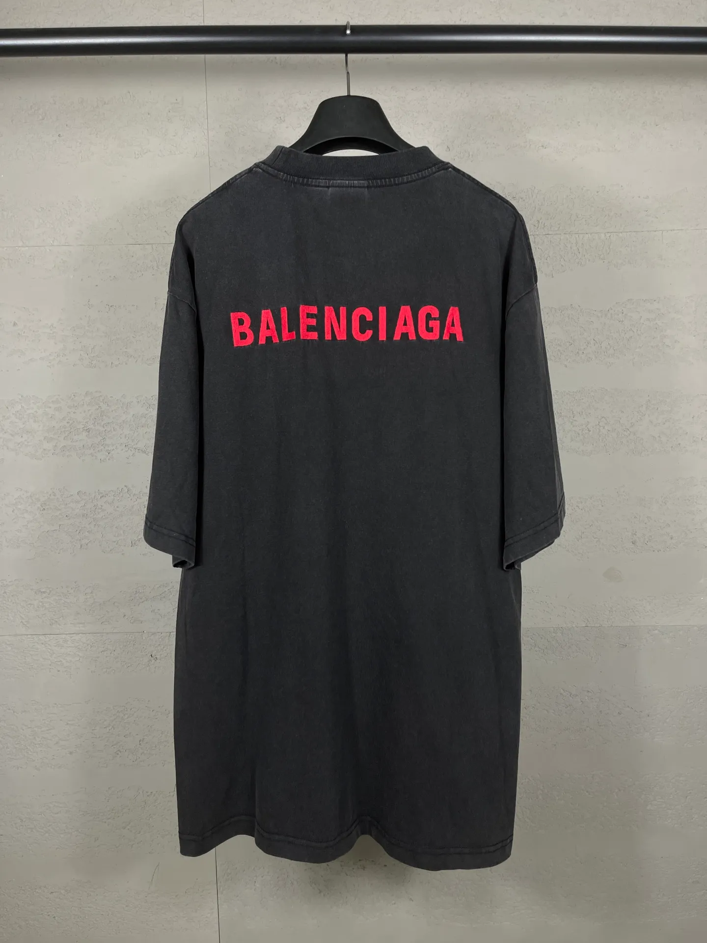 🅿️180 real photos [Top version. Official website quality] BALENCI*GA/25 new model. Washed and distressed short-sleeved T-shirt with Paris LOGO embroidery on the front and back #SS25 latest style. Research and development at the first time, different market currencies. Comparisons welcome. The fabric is made of Paris ZP custom-woven and dyed cotton double yarn. Weighing 260 grams, the cloth surface is clean. The cloth pattern is clear, soft and comfortable. The threads are dyed with no color difference. The embroidery is done with embroidery machines imported from Tajima, and the garments are washed and worn to make them look old. Jubie market currency. Welcome to compare. The version adopts OS loose shoulder design. Same style for men and women. Code: BL253729 Color: washed black Size: XS S M L