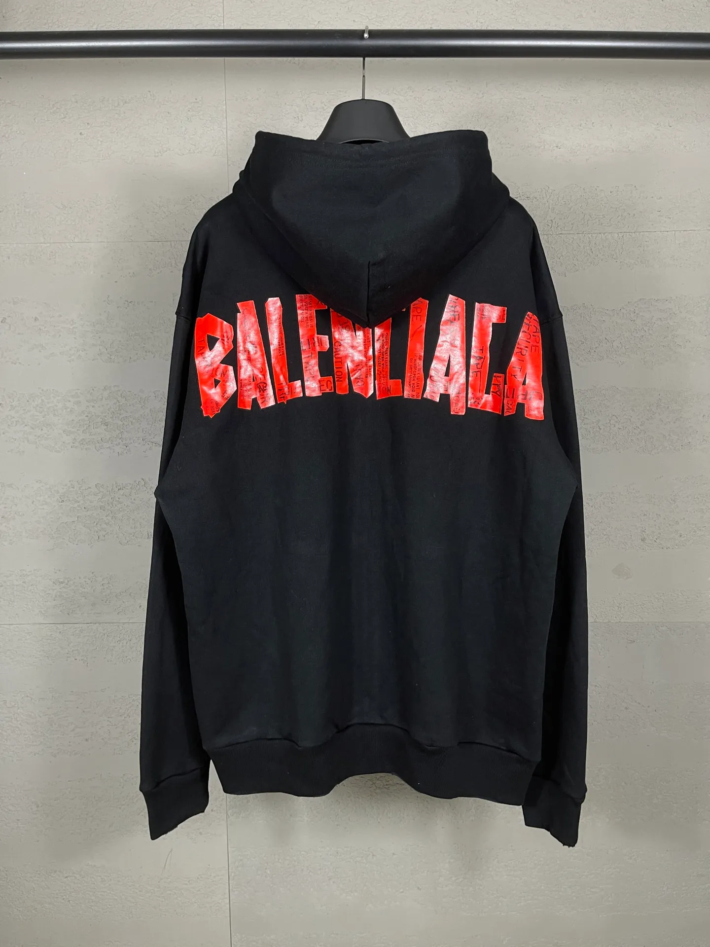 🅿️370 Detailed picture [Top version. Official website quality] BALENCI*GA/Paris. 25ss latest model. Masking tape, pulping, printing, washed, fried, distressed, cardigan zipper hooded sweatshirt. The brick cabinets are synchronized. The fabric is made of Paris ZP custom-woven and dyed cotton sweatshirt. Weighing 460 grams, the cloth surface is clean. The cloth pattern is clear, soft and comfortable, and the threads are dyed with no color difference. The classic pattern is printed with environmentally friendly imported materials, and the tape pattern is glued. The letters are clear and the effect is three-dimensional. Restored brick cabinets. Different market currencies, welcome to compare. The version adopts OS loose shoulder design. The same style for men and women. Code: BL259902 Color: black, off-white Size: XS S M L