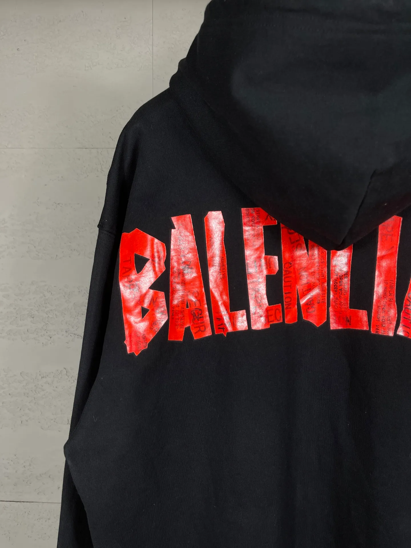 🅿️370 Detailed picture [Top version. Official website quality] BALENCI*GA/Paris. 25ss latest model. Masking tape, pulping, printing, washed, fried, distressed, cardigan zipper hooded sweatshirt. The brick cabinets are synchronized. The fabric is made of Paris ZP custom-woven and dyed cotton sweatshirt. Weighing 460 grams, the cloth surface is clean. The cloth pattern is clear, soft and comfortable, and the threads are dyed with no color difference. The classic pattern is printed with environmentally friendly imported materials, and the tape pattern is glued. The letters are clear and the effect is three-dimensional. Restored brick cabinets. Different market currencies, welcome to compare. The version adopts OS loose shoulder design. The same style for men and women. Code: BL259902 Color: black, off-white Size: XS S M L