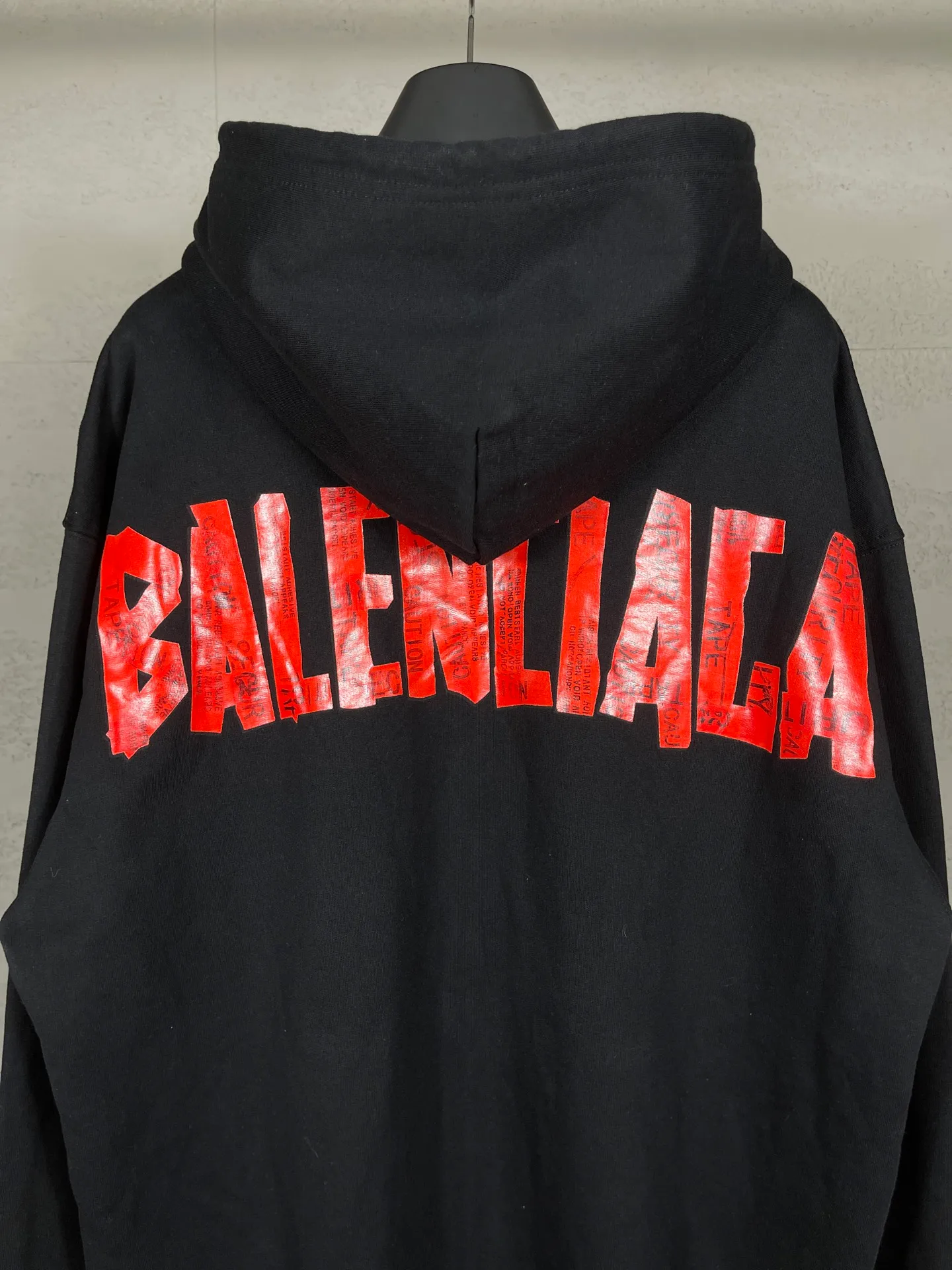 🅿️370 Detailed picture [Top version. Official website quality] BALENCI*GA/Paris. 25ss latest model. Masking tape, pulping, printing, washed, fried, distressed, cardigan zipper hooded sweatshirt. The brick cabinets are synchronized. The fabric is made of Paris ZP custom-woven and dyed cotton sweatshirt. Weighing 460 grams, the cloth surface is clean. The cloth pattern is clear, soft and comfortable, and the threads are dyed with no color difference. The classic pattern is printed with environmentally friendly imported materials, and the tape pattern is glued. The letters are clear and the effect is three-dimensional. Restored brick cabinets. Different market currencies, welcome to compare. The version adopts OS loose shoulder design. The same style for men and women. Code: BL259902 Color: black, off-white Size: XS S M L