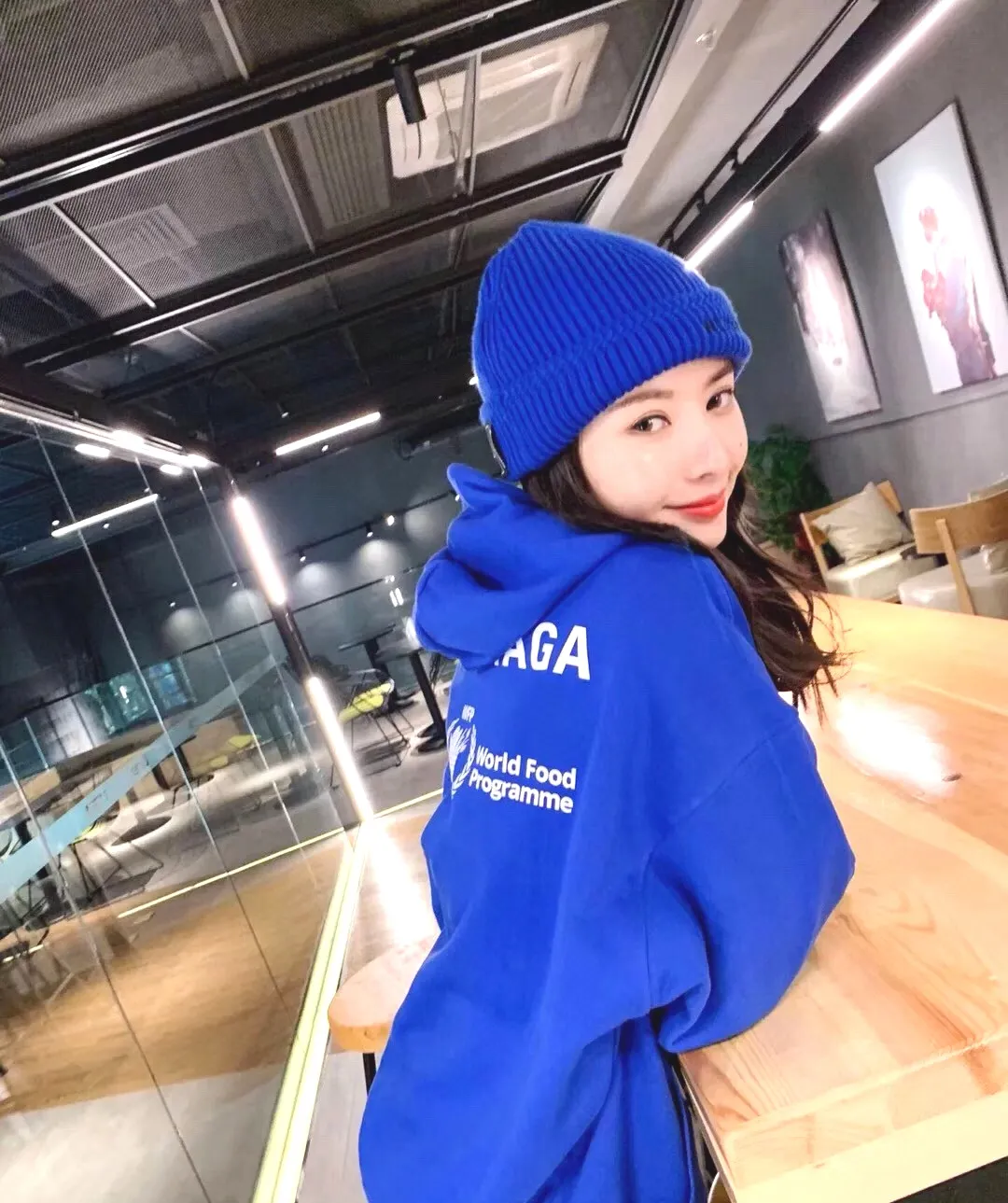 ♻️💯Reference model picture for the upper body❤️Top tested Balenciaga Balenciaga 21SS new WFP World Food Agency male and female couple star same style autumn and winter pure cotton hooded sweatshirt. The fabric is made of 480 grams of pure cotton terry material. It does not pill. It feels very good. Printed and dressed up dozens of times to achieve a 1:1 effect. They all use slurry imported from abroad. A proportion of foaming powder is added to the slurry to foam at high temperature. The printing embossing effect is very good, and the powder does not fall off or break. The front and rear panels are washable and environmentally friendly. The entire printing process takes a long time. The hem and cuffs are all customized threads. There is no error in dyeing in the same vat. The workmanship is perfect. The accessories are all customized. This year’s hot trend in the market. Many Internet celebrities have tops. Very trendy. The same OverSzie version for men and women. Color: black, pink, Klein blue, white. Size: XS-L P:450