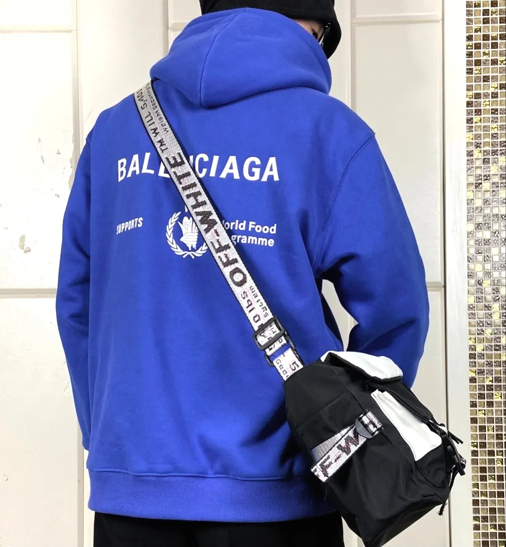 ♻️💯Reference model picture for the upper body❤️Top tested Balenciaga Balenciaga 21SS new WFP World Food Agency male and female couple star same style autumn and winter pure cotton hooded sweatshirt. The fabric is made of 480 grams of pure cotton terry material. It does not pill. It feels very good. Printed and dressed up dozens of times to achieve a 1:1 effect. They all use slurry imported from abroad. A proportion of foaming powder is added to the slurry to foam at high temperature. The printing embossing effect is very good, and the powder does not fall off or break. The front and rear panels are washable and environmentally friendly. The entire printing process takes a long time. The hem and cuffs are all customized threads. There is no error in dyeing in the same vat. The workmanship is perfect. The accessories are all customized. This year’s hot trend in the market. Many Internet celebrities have tops. Very trendy. The same OverSzie version for men and women. Color: black, pink, Klein blue, white. Size: XS-L P:450