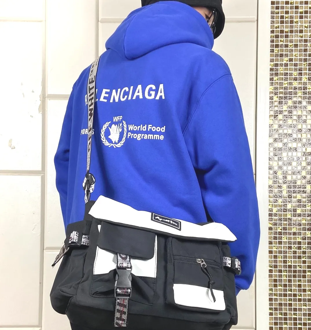 ♻️💯Reference model picture for the upper body❤️Top tested Balenciaga Balenciaga 21SS new WFP World Food Agency male and female couple star same style autumn and winter pure cotton hooded sweatshirt. The fabric is made of 480 grams of pure cotton terry material. It does not pill. It feels very good. Printed and dressed up dozens of times to achieve a 1:1 effect. They all use slurry imported from abroad. A proportion of foaming powder is added to the slurry to foam at high temperature. The printing embossing effect is very good, and the powder does not fall off or break. The front and rear panels are washable and environmentally friendly. The entire printing process takes a long time. The hem and cuffs are all customized threads. There is no error in dyeing in the same vat. The workmanship is perfect. The accessories are all customized. This year’s hot trend in the market. Many Internet celebrities have tops. Very trendy. The same OverSzie version for men and women. Color: black, pink, Klein blue, white. Size: XS-L P:450