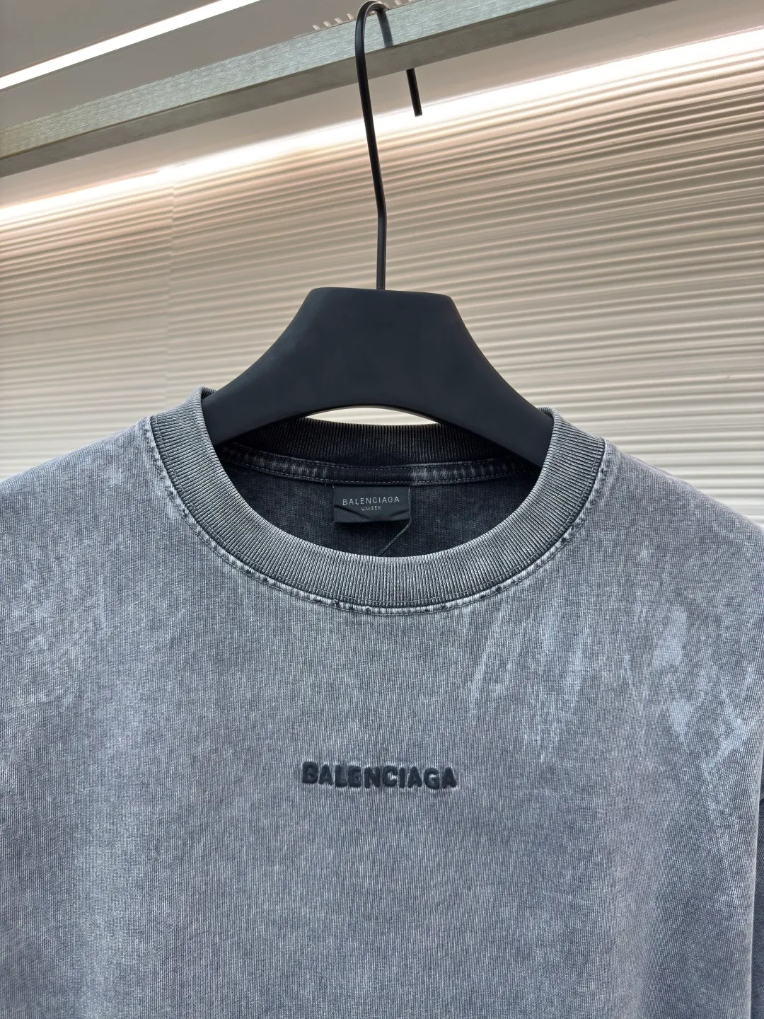 Balenciaga washed and distressed short-sleeved paint-splashed ink embroidered letters ●Authentic product: purchased and developed by 4519 ●Item No.: 1680391-A15 ●Fabric: Retro jersey fabric ●Technology: washed and distressed ●Version: loose fit ●Weight: about 380 grams ●Size: The whole dress was dismantled and made by purchasing ZP for 7000. Customized retro plain knitted fabric with 100% imported cotton yarn. The whole dress is washed and designed with an old and frayed effect. The front and back panels are decorated with BCA three-dimensional embroidered letter logo design. The cuffs, neckline and hem are frayed. The double-layer seam is high-density and the threads are routed. It is truly a 1:1 copy. You can enter it with your eyes closed. The overall wiring is straight and delicate, the fabric is comfortable and soft, and the color is consistent without color difference. It can be matched with the same style to create a fashionable look and control various occasions. Customized accessories, complete with three standards, same style for men and women!
