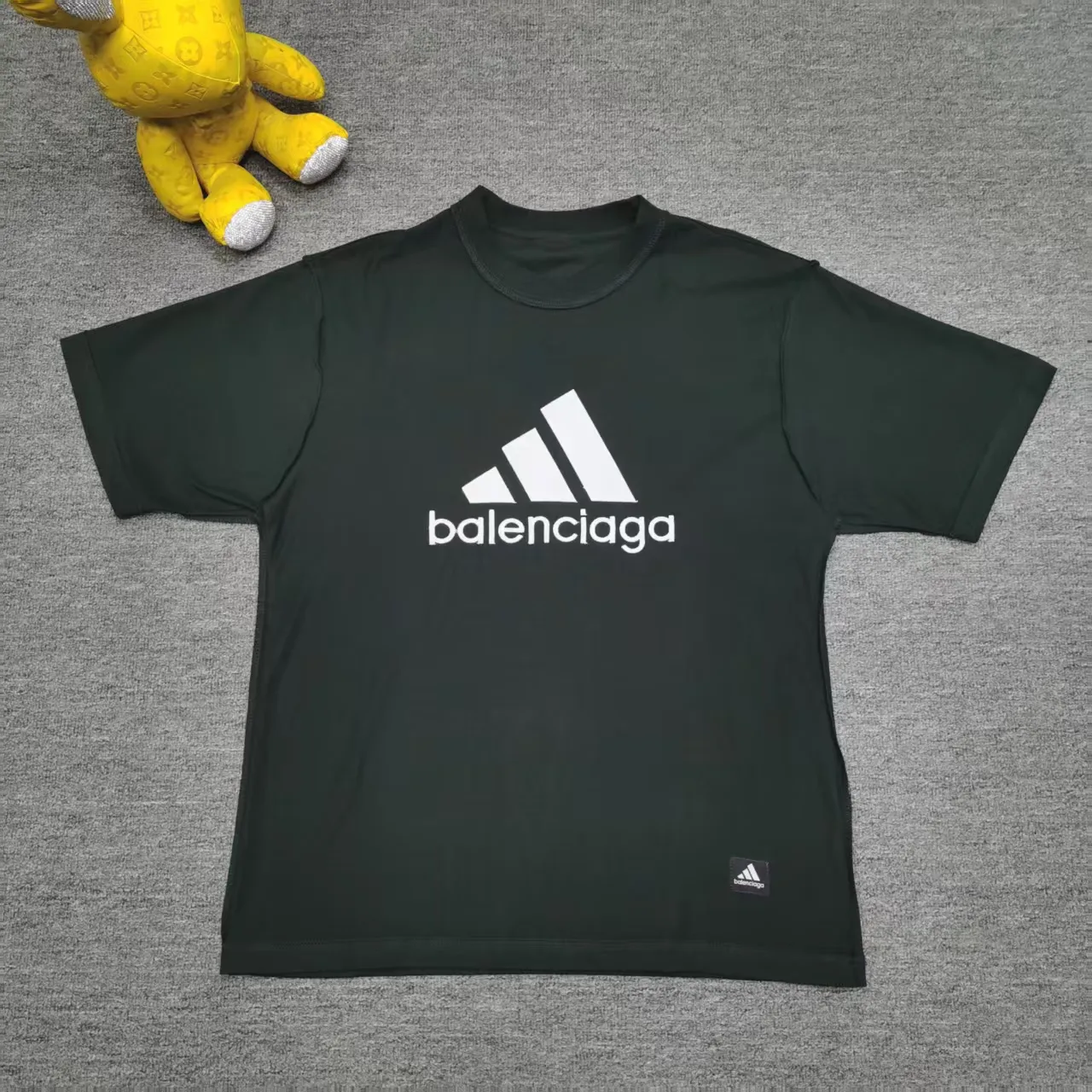 [New arrival] Top-quality and tested version BALENCIAGA/ADIDAS co-branded Adidas embroidered letters round neck short-sleeved T-shirt, a hot trend at the moment🔥Quality ceiling It seems to be a simple printing or embroidery, but it is not simple at all. 100% imported machine restoration, details, workmanship and fabrics are consistent with the original ones. Guaranteed no color difference with the counter. Feel free to compare ⚠️Note that the threaded necklines are all original collars of a certain Paris and a certain country. High wrapping degree The width of the neckline and cabinets are accurate to the millimeter. Thick necklines are not easily deformed. The collars of high-end goods are restored to cabinets. This distinguishes the large collars of ordinary garbage in the world. ⚠️Different styles of washed wheat main wheat, including imported wheat, have different colors and codes. Really restore the counter. As we all know, Balenciaga has different English or color on the collar labels of each season. It distinguishes the fast food products of the world's uniform main wheat washed wheat. ⚠️Pay attention to the workmanship. There are no folds in the stitching at the neckline, smooth and natural without overlapping lines. True restoration ⚠️The fabric is made of 280g Paris-specific double yarn. It is really incomparable with the ordinary version on the market. Correct printing details. Correct double yarn with high weight thread. Correct packaging details. All-round restoration of workmanship. All-round restoration of packaging. P:270 Color: Black White Green SIZE: XS-S-M-L