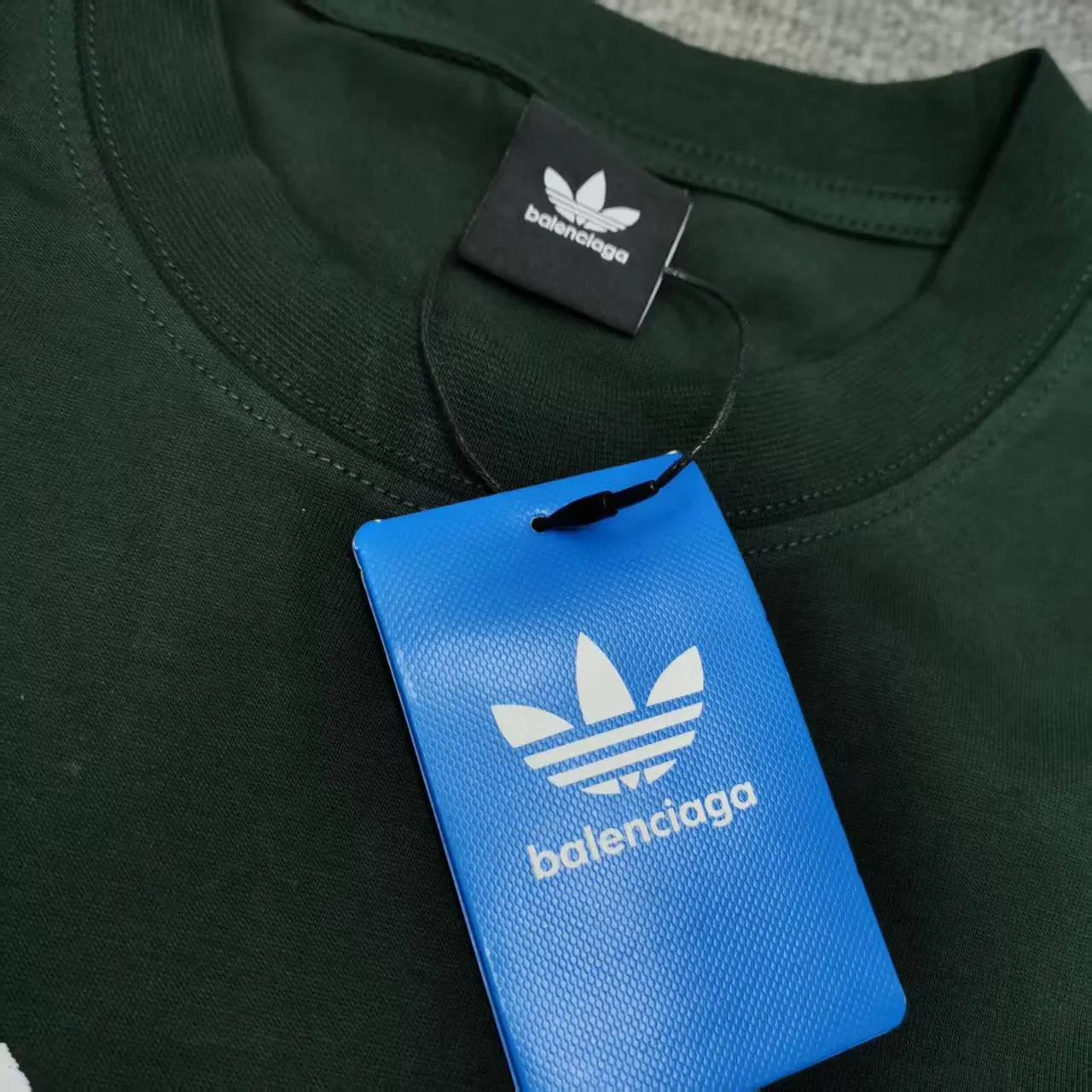[New arrival] Top-quality and tested version BALENCIAGA/ADIDAS co-branded Adidas embroidered letters round neck short-sleeved T-shirt, a hot trend at the moment🔥Quality ceiling It seems to be a simple printing or embroidery, but it is not simple at all. 100% imported machine restoration, details, workmanship and fabrics are consistent with the original ones. Guaranteed no color difference with the counter. Feel free to compare ⚠️Note that the threaded necklines are all original collars of a certain Paris and a certain country. High wrapping degree The width of the neckline and cabinets are accurate to the millimeter. Thick necklines are not easily deformed. The collars of high-end goods are restored to cabinets. This distinguishes the large collars of ordinary garbage in the world. ⚠️Different styles of washed wheat main wheat, including imported wheat, have different colors and codes. Really restore the counter. As we all know, Balenciaga has different English or color on the collar labels of each season. It distinguishes the fast food products of the world's uniform main wheat washed wheat. ⚠️Pay attention to the workmanship. There are no folds in the stitching at the neckline, smooth and natural without overlapping lines. True restoration ⚠️The fabric is made of 280g Paris-specific double yarn. It is really incomparable with the ordinary version on the market. Correct printing details. Correct double yarn with high weight thread. Correct packaging details. All-round restoration of workmanship. All-round restoration of packaging. P:270 Color: Black White Green SIZE: XS-S-M-L