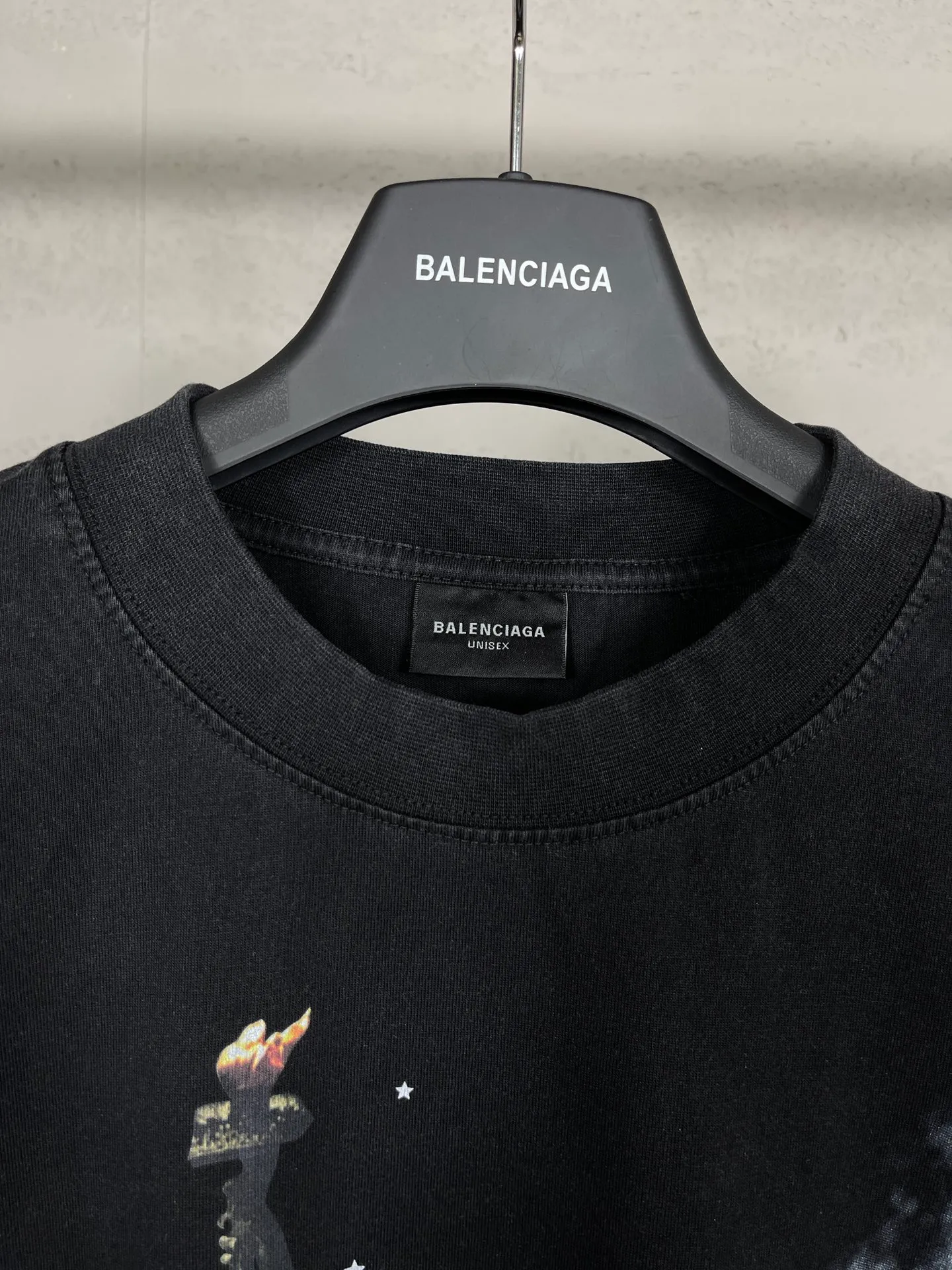 🅿️194 Real photos [Top version. Official website quality] BALENCI*GA/Paris. 2024 catwalk style goddess washed and distressed short-sleeved T-shirt 2024 new style. All pattern details, colors and Y-board customization. Note that the entire pattern of the authentic product is a night scene with the moon 🌙 pattern light. See the picture for delivery at Jubie Market. Brick cabinets are synchronized. Genuine products are developed at the first time, and you can print and compare! The fabric is made of Paris ZP custom-woven and dyed cotton double yarn. Weighing 260 grams, the cloth surface is clean. The cloth pattern is clear, soft and comfortable. The threads are dyed with no color difference. The printing uses environmentally friendly imported materials and self-inking direct injection, with clear letters and three-dimensional effect. The entire garment is washed and distressed. The version adopts OS loose shoulder design. Same style for men and women. Code: BL223361 Color: washed black, beige. Size: XS to L