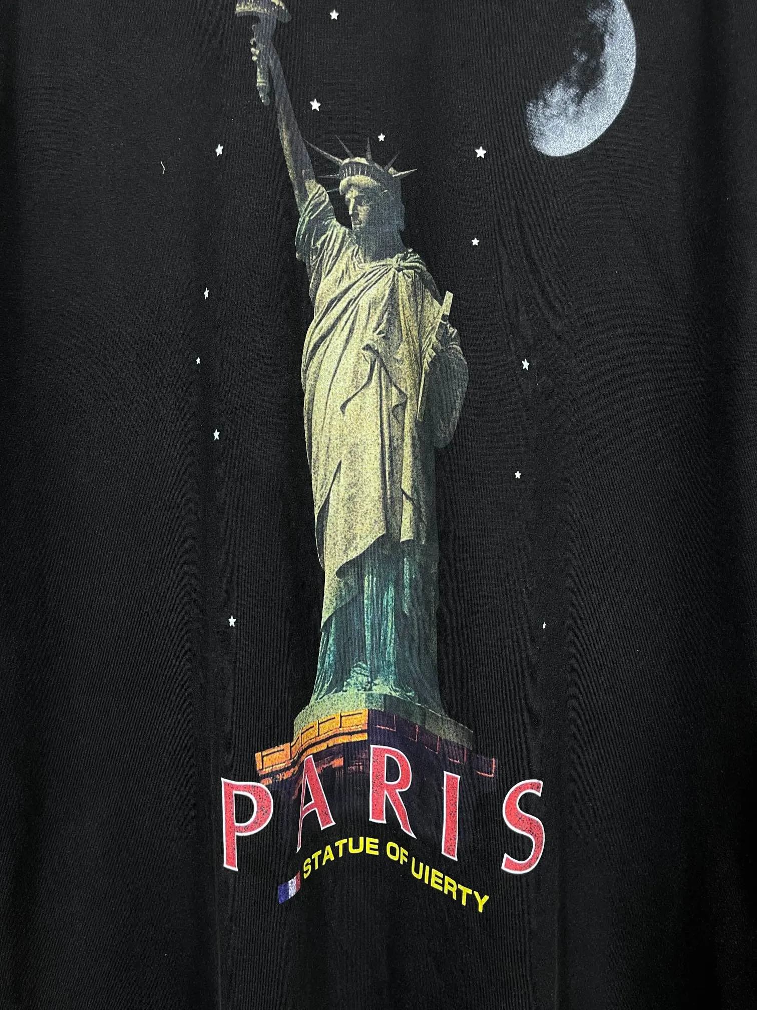 🅿️194 Real photos [Top version. Official website quality] BALENCI*GA/Paris. 2024 catwalk style goddess washed and distressed short-sleeved T-shirt 2024 new style. All pattern details, colors and Y-board customization. Note that the entire pattern of the authentic product is a night scene with the moon 🌙 pattern light. See the picture for delivery at Jubie Market. Brick cabinets are synchronized. Genuine products are developed at the first time, and you can print and compare! The fabric is made of Paris ZP custom-woven and dyed cotton double yarn. Weighing 260 grams, the cloth surface is clean. The cloth pattern is clear, soft and comfortable. The threads are dyed with no color difference. The printing uses environmentally friendly imported materials and self-inking direct injection, with clear letters and three-dimensional effect. The entire garment is washed and distressed. The version adopts OS loose shoulder design. Same style for men and women. Code: BL223361 Color: washed black, beige. Size: XS to L