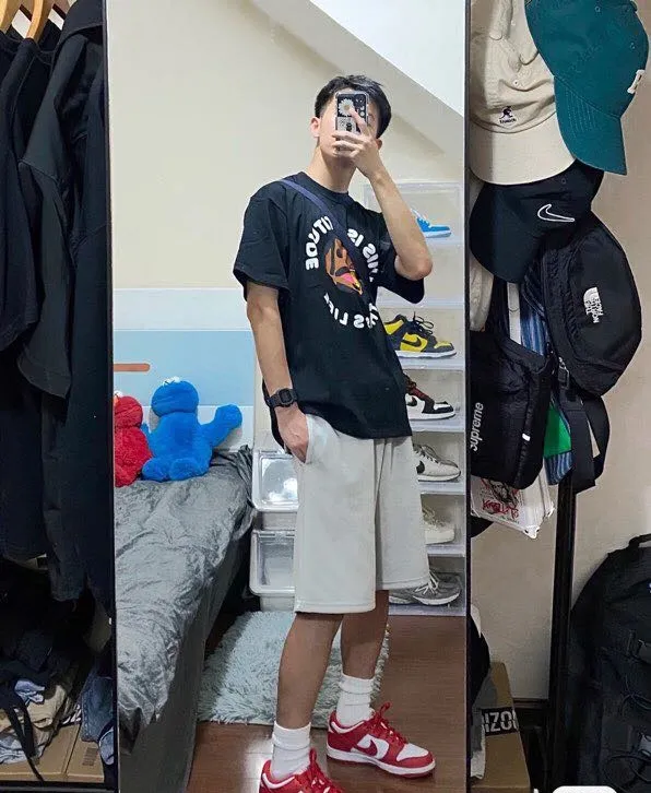 ♻️💯Upper body reference model picture❤️Balenciaga 21SS BLCG Balenciaga Wave Cola Shorts, a classic and versatile style is here! With these pants, they look perfect no matter what outfit you wear! Get it now! Customized special fabrics, ready-to-wear washable, soft and comfortable to the touch.  360 grams of dust-free sweatshirt fabric, washed and cut. Imported environmentally friendly water glue is added to the garment and washed twice to ensure consistent printing. Customized wash mark. This year's sincere shorts LOGO adopts Japanese Tajima embroidery technology, and the printing is full and meticulous. Color: Black/Grey/White/Blue Size: XS-L P:300