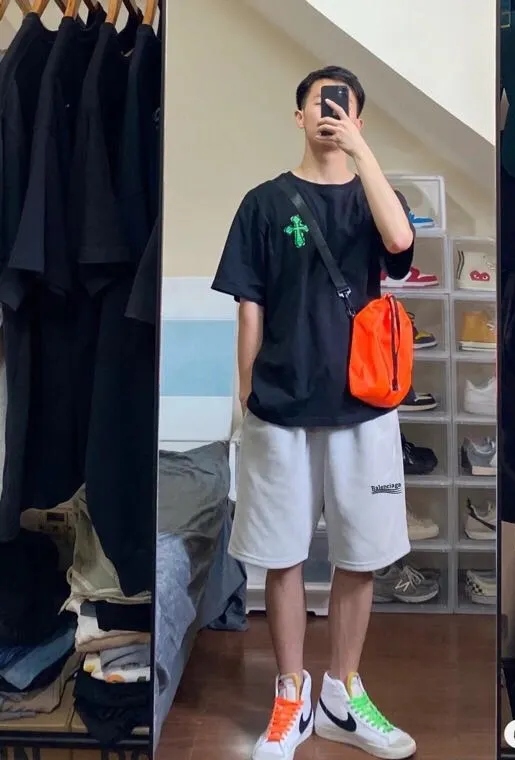 ♻️💯Upper body reference model picture❤️Balenciaga 21SS BLCG Balenciaga Wave Cola Shorts, a classic and versatile style is here! With these pants, they look perfect no matter what outfit you wear! Get it now! Customized special fabrics, ready-to-wear washable, soft and comfortable to the touch.  360 grams of dust-free sweatshirt fabric, washed and cut. Imported environmentally friendly water glue is added to the garment and washed twice to ensure consistent printing. Customized wash mark. This year's sincere shorts LOGO adopts Japanese Tajima embroidery technology, and the printing is full and meticulous. Color: Black/Grey/White/Blue Size: XS-L P:300