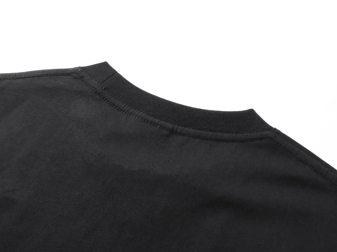 🅿️180 real photos [Top version. Official website quality] BALENCI*GA/Paris. SS25 latest style, classic LOGO art crack print short-sleeved T-shirt. Brick cabinet synchronization. Genuine product developed in the first time, happy to print and compare! The fabric is made of Paris ZP custom-woven and dyed cotton double yarn. Weighing 260 grams, the cloth surface is clean. The cloth pattern is clear, soft and comfortable. The threads are dyed with no color difference. The printing uses environmentally friendly imported crack printing materials. The letters are clear and the effect is three-dimensional. The version adopts OS loose shoulder design. Same style for men and women. Code: BL223608 Color: black, floral gray Size: XS S M L