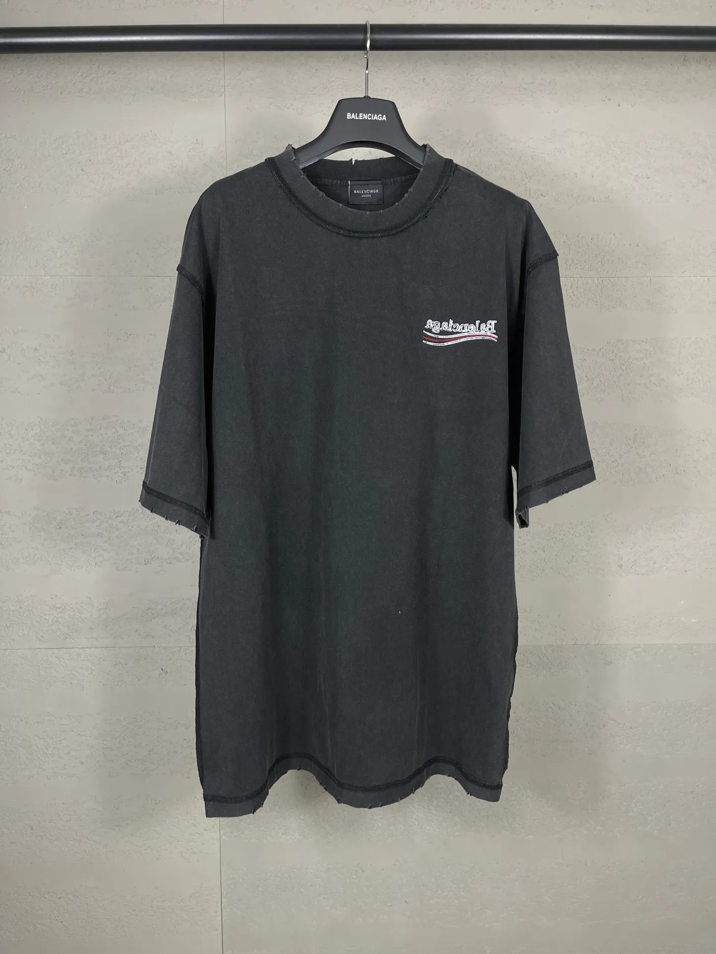 🅿️200 photos [Top version. Official website quality] BALENCI*GA/Paris #2025 new classic Coke wave spray LOGO reverse embroidery, washed and worn short-sleeved T-shirt, ready-to-wear stitched on the reverse, ready-to-wear washed, full of design sense. Welcome to compare. The fabric is made of Paris ZP custom-woven and dyed cotton double yarn, weight 260 grams, clean cloth surface. Clear cloth pattern, soft and comfortable. The threads are dyed with no color difference. The classic letter LOGO is embroidered on the reverse using an imported Tajima embroidery machine. The effect is three-dimensional. Restore brick cabinet, adopt OS loose shoulder style. Same style for men and women. Code: BL253677 Color: washed black, apricot Size: XS S M L