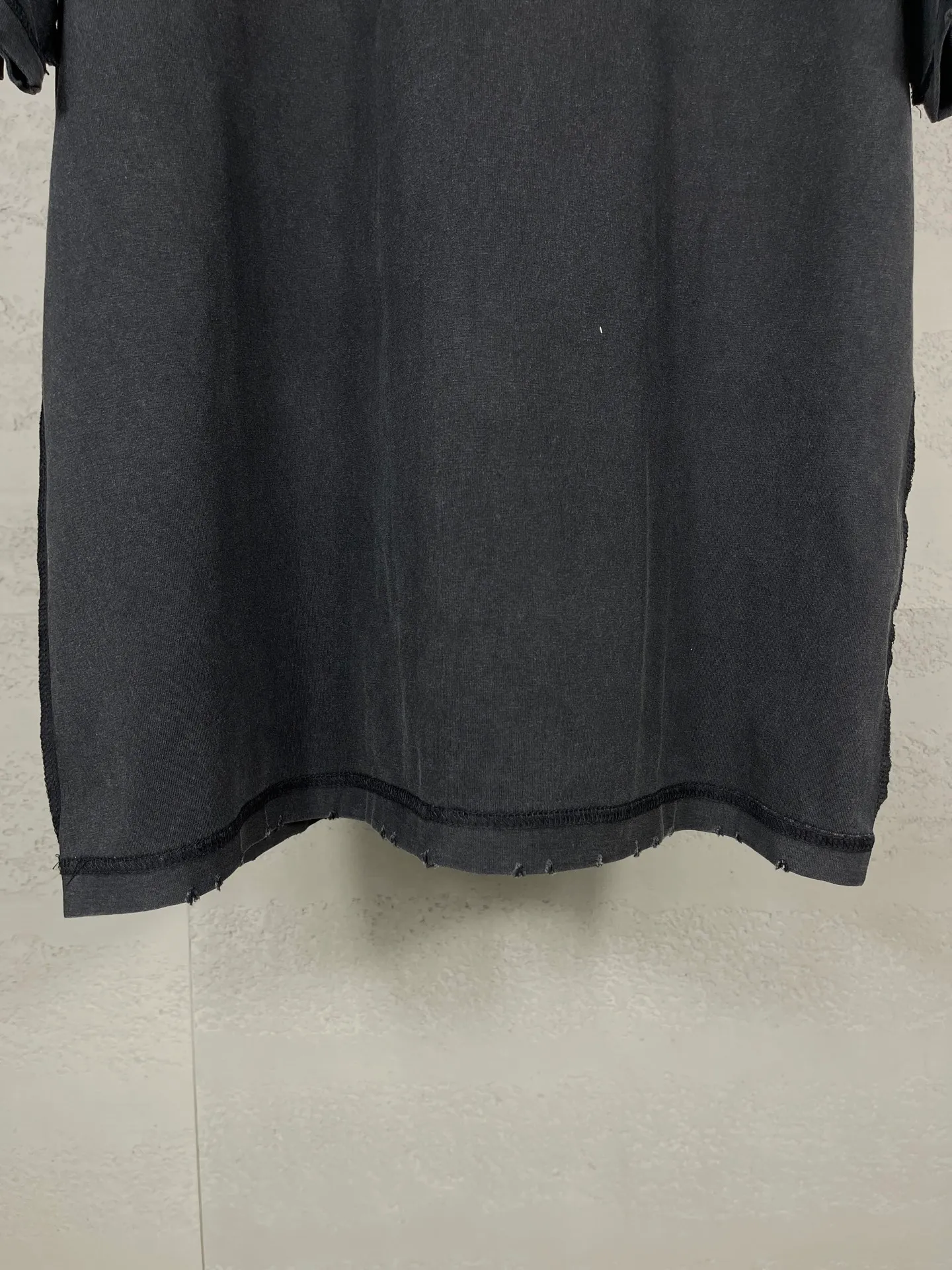 🅿️200 photos [Top version. Official website quality] BALENCI*GA/Paris #2025 new classic Coke wave spray LOGO reverse embroidery, washed and worn short-sleeved T-shirt, ready-to-wear stitched on the reverse, ready-to-wear washed, full of design sense. Welcome to compare. The fabric is made of Paris ZP custom-woven and dyed cotton double yarn, weight 260 grams, clean cloth surface. Clear cloth pattern, soft and comfortable. The threads are dyed with no color difference. The classic letter LOGO is embroidered on the reverse using an imported Tajima embroidery machine. The effect is three-dimensional. Restore brick cabinet, adopt OS loose shoulder style. Same style for men and women. Code: BL253677 Color: washed black, apricot Size: XS S M L