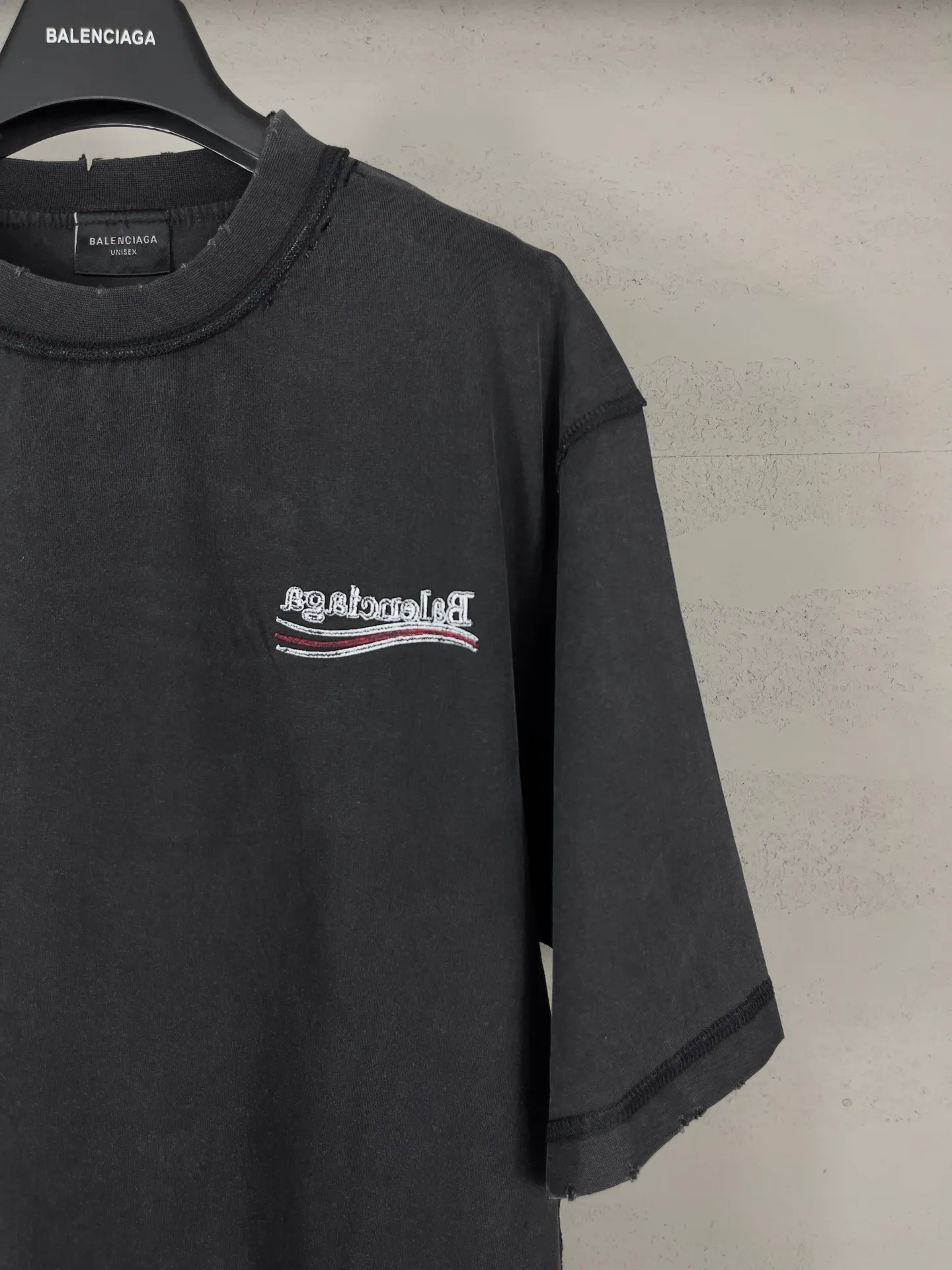 🅿️200 photos [Top version. Official website quality] BALENCI*GA/Paris #2025 new classic Coke wave spray LOGO reverse embroidery, washed and worn short-sleeved T-shirt, ready-to-wear stitched on the reverse, ready-to-wear washed, full of design sense. Welcome to compare. The fabric is made of Paris ZP custom-woven and dyed cotton double yarn, weight 260 grams, clean cloth surface. Clear cloth pattern, soft and comfortable. The threads are dyed with no color difference. The classic letter LOGO is embroidered on the reverse using an imported Tajima embroidery machine. The effect is three-dimensional. Restore brick cabinet, adopt OS loose shoulder style. Same style for men and women. Code: BL253677 Color: washed black, apricot Size: XS S M L