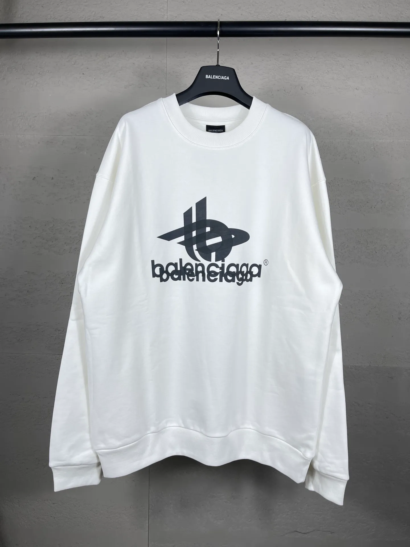 🅿️246 real photos [Top version. Official website quality] BALENCI*GA/Paris. 2024 new style. Phantom double LOGO classic pattern printed round neck sweatshirt. Brick cabinet synchronization. Genuine product developed in the first time, happy to print and compare! The fabric is made of Paris ZP custom-woven and dyed cotton sweatshirt. The weight is 450 grams. The cloth surface is clean. The cloth pattern is clear, soft and comfortable. The threads are dyed with no color difference. The classic printing is made of environmentally friendly imported materials, with LOGO phantom effect, clear letters and three-dimensional effect. Restored brick cabinet. Ready-made clothes are washed and distressed, different market currency, welcome to compare, the version adopts OS loose shoulder version. Same style for men and women Coding: BL235566 Color: black, white Size: XS S M L