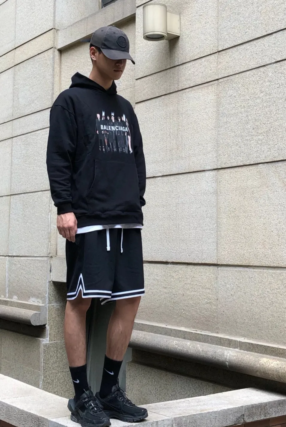 ♻️💯Reference model picture for the upper body❤️Examined version BALENCIAGA Balenciaga portrait band B family hooded sweatshirt 1:1 restored replica version Popular ins Xiaohongshu hot item Popular recommendation by Internet celebrity bloggers The fabric is made of 480 grams of large terry cotton fabric, and has been pre-shrunk to a weight of about 520 grams. The original version is purchased and patterned, and the positioning and cutting process is used! Pure version! The imported Israeli Kornit digital direct-injection printing technology makes the reflection of characters three-dimensional and real. This is also the first place to look for identification. I make every piece of clothing with conscience and strive for excellence in every aspect. Just to sell a piece of clothing and retain a customer. Although our products are a little more expensive than others, the expensive money is kept in the clothes and is definitely not imported into my pocket.  Customized washable labels, bag labels, and collar labels. Can reach professional level.  Restore the 1:1 replica craftsmanship! B's new early autumn series, a very high-end series of single items for men and women!  Size: XS-L Color: Black P:450