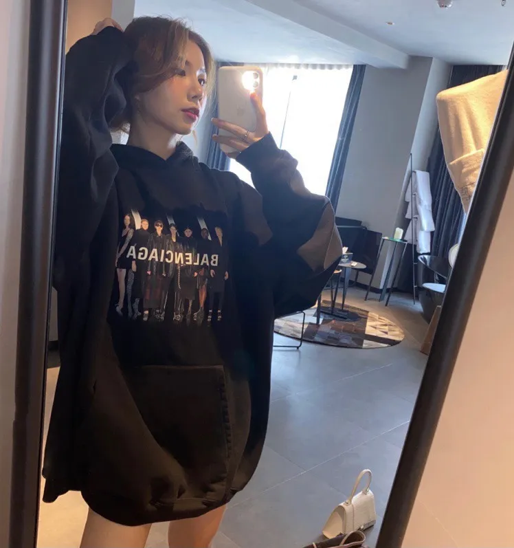 ♻️💯Reference model picture for the upper body❤️Examined version BALENCIAGA Balenciaga portrait band B family hooded sweatshirt 1:1 restored replica version Popular ins Xiaohongshu hot item Popular recommendation by Internet celebrity bloggers The fabric is made of 480 grams of large terry cotton fabric, and has been pre-shrunk to a weight of about 520 grams. The original version is purchased and patterned, and the positioning and cutting process is used! Pure version! The imported Israeli Kornit digital direct-injection printing technology makes the reflection of characters three-dimensional and real. This is also the first place to look for identification. I make every piece of clothing with conscience and strive for excellence in every aspect. Just to sell a piece of clothing and retain a customer. Although our products are a little more expensive than others, the expensive money is kept in the clothes and is definitely not imported into my pocket.  Customized washable labels, bag labels, and collar labels. Can reach professional level.  Restore the 1:1 replica craftsmanship! B's new early autumn series, a very high-end series of single items for men and women!  Size: XS-L Color: Black P:450