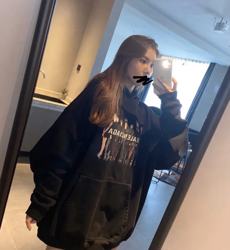 ♻️💯Reference model picture for the upper body❤️Examined version BALENCIAGA Balenciaga portrait band B family hooded sweatshirt 1:1 restored replica version Popular ins Xiaohongshu hot item Popular recommendation by Internet celebrity bloggers The fabric is made of 480 grams of large terry cotton fabric, and has been pre-shrunk to a weight of about 520 grams. The original version is purchased and patterned, and the positioning and cutting process is used! Pure version! The imported Israeli Kornit digital direct-injection printing technology makes the reflection of characters three-dimensional and real. This is also the first place to look for identification. I make every piece of clothing with conscience and strive for excellence in every aspect. Just to sell a piece of clothing and retain a customer. Although our products are a little more expensive than others, the expensive money is kept in the clothes and is definitely not imported into my pocket.  Customized washable labels, bag labels, and collar labels. Can reach professional level.  Restore the 1:1 replica craftsmanship! B's new early autumn series, a very high-end series of single items for men and women!  Size: XS-L Color: Black P:450
