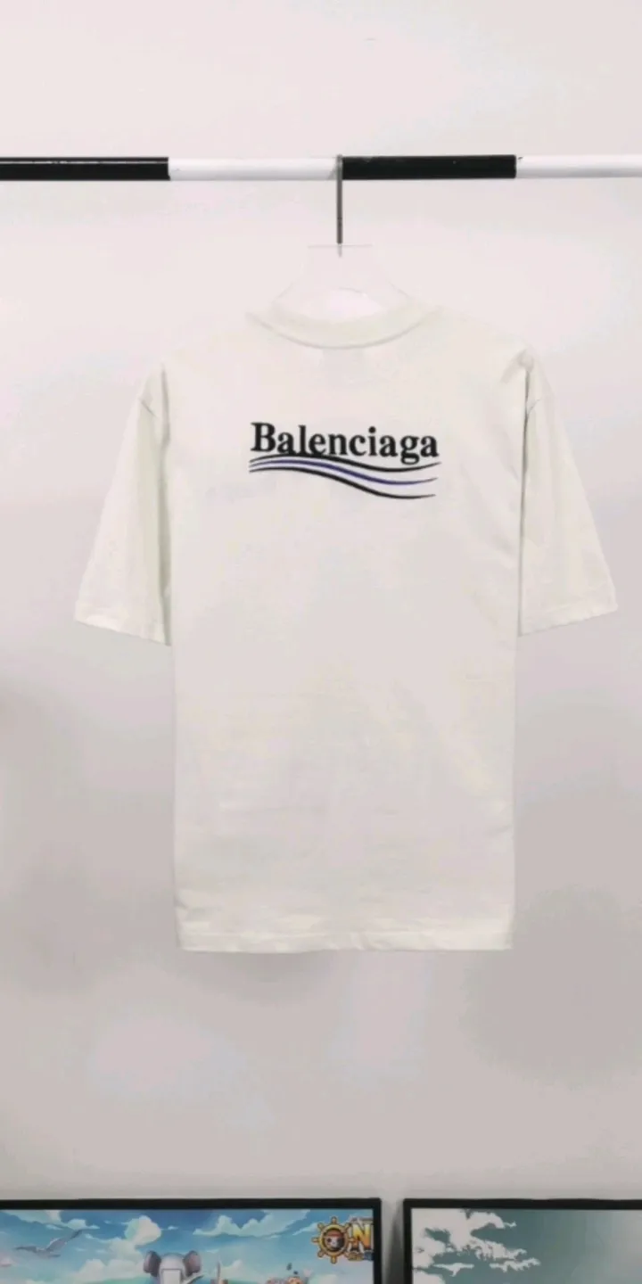 Real shot of the video - the top tested version of Balenciaga BALENCIAGA Cola Mailang embroidered printed short-sleeved T-shirts for male and female couples celebrities. Three colors are available, ensuring the same fabric as the original version, no color difference! Customized dyeing in a package! INS, Xiaohongshu’s popular style, classics that never fade away! The king of orders in Spain, the fried chicken is highly recommended! 32S 280g pure cotton double yarn fabric, comfortable and wide! Full of drape! The printing uses Tajima embroidery machine imported from Japan, which is known as the fighter among embroidery machines. The embroidery is meticulous, with no threads or skipped threads, the printing and embroidery are full and fine, and the letter spacing is consistent with ZP! Wearing it gives you full confidence and peace of mind! The labels and washes are all correct! On behalf of G at the same level! Consistent packaging at the counter!  Size: XS-L Color: Beige, taro purple, active gray, light hemp gray P:260