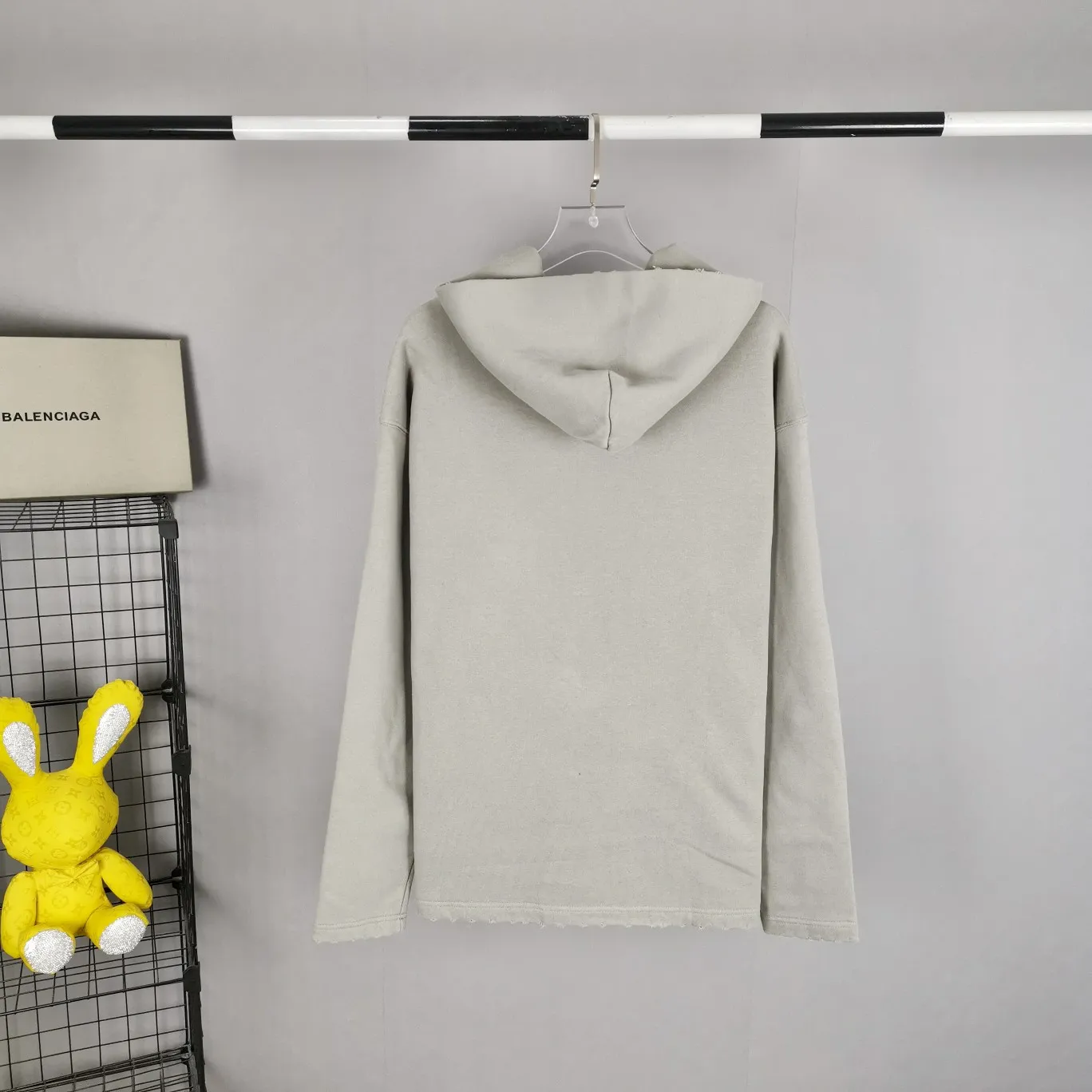 Spring and Autumn top proven version Balenciaga 22S early spring new fashion hole phantom mosaic blurred letters loose cotton hoodie sweatshirt. The fabric is made of 520 grams, the fabric density is extremely high, the chest is printed with digital direct injection, the blurred mathematical pattern dizzy effect, and the hazy gradient phantom printing of the English "Balenciaga" on the chest is restored without any difference. The intercalated gray is a yarn-dyed fabric, and the yarn is dyed first and then woven. Feel free to compare.  The fabric collars are all artificially drilled and distressed by hand. There are laser holes on the chest and back to ensure that the fabric will not wrinkle or deform when holes are made.  Size: XS-L P: 490