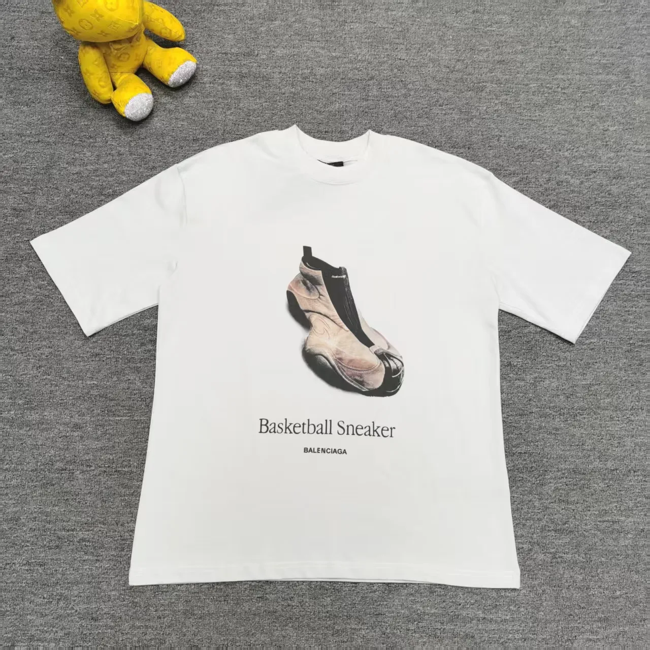 [Top version. Official website quality] BALENCI*GA/Paris. SS25 latest model, short-sleeved T-shirt with direct spray printing on the front and back of the shoes. Brick cabinet synchronization. Genuine product developed at the first time, happy to print and compare! The fabric is made of Paris ZP custom-woven and dyed cotton double yarn. Weighing 260 grams, the cloth surface is clean. The cloth pattern is clear, soft and comfortable. The threads are dyed with no color difference. The printing uses direct-injection environmentally friendly imported materials. The letters are clear and the effect is three-dimensional. The version adopts OS loose shoulder design. Same style for men and women. Color: gray and white. Size: XS S M L P: 270