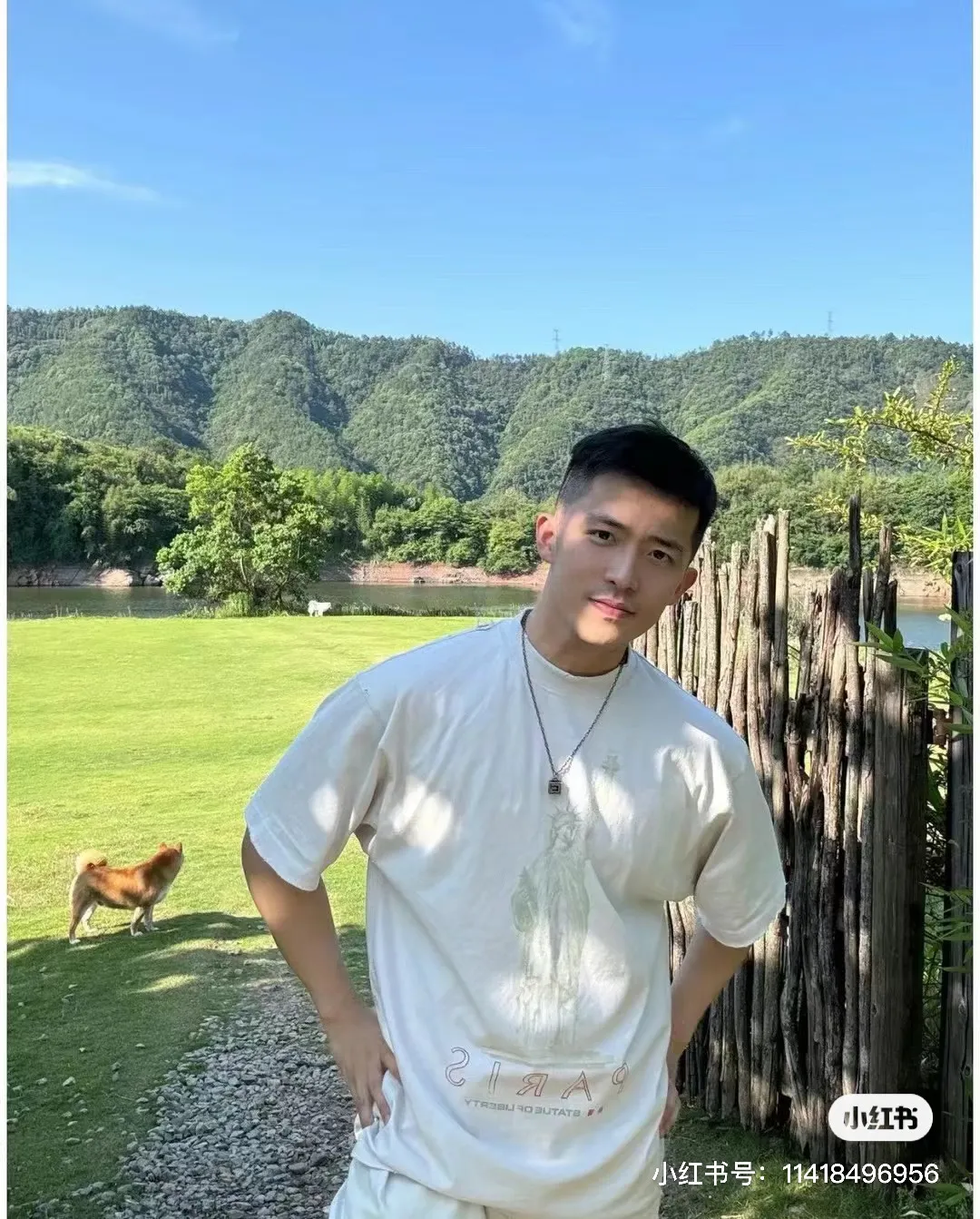 ♻️💯Upper body reference model picture❤️【New arrival】Top version - BALENCIAGA - Statue of Liberty printed short-sleeved T-shirt. Original developed custom-woven fabric process, washed and treated. High gram weight 300g fabric, full texture, clean cloth surface, soft and comfortable. Solona thread custom dyeing has no color difference. The fabric uses a plain weave structure made of thicker yarns and has a retro style. Plain weave is a basic fabric structure characterized by frequent interweaving of warp and weft yarns. The fabric has a smooth appearance, clear texture, and a relatively light feel. Ready-to-wear garments are generally washable and comfortable to wear. The front is decorated with the Statue of Liberty. Printing process The Statue of Liberty National Monument, also known as Liberty Enlightening the World, is located on Liberty Island, New York, USA. On the occasion of the 100th anniversary of the founding of the United States, France presented a statue representing freedom. The underside of the statue is transformed into a Paris letter print, which is very symbolic. The design language of Balenciaga has a profound meaning. Graffiti prints are handsome and full of style. Washed and worn hole crafts os drop shoulders and loose version. Same style for men and women. Color: active white black. Size: XS-L P:300