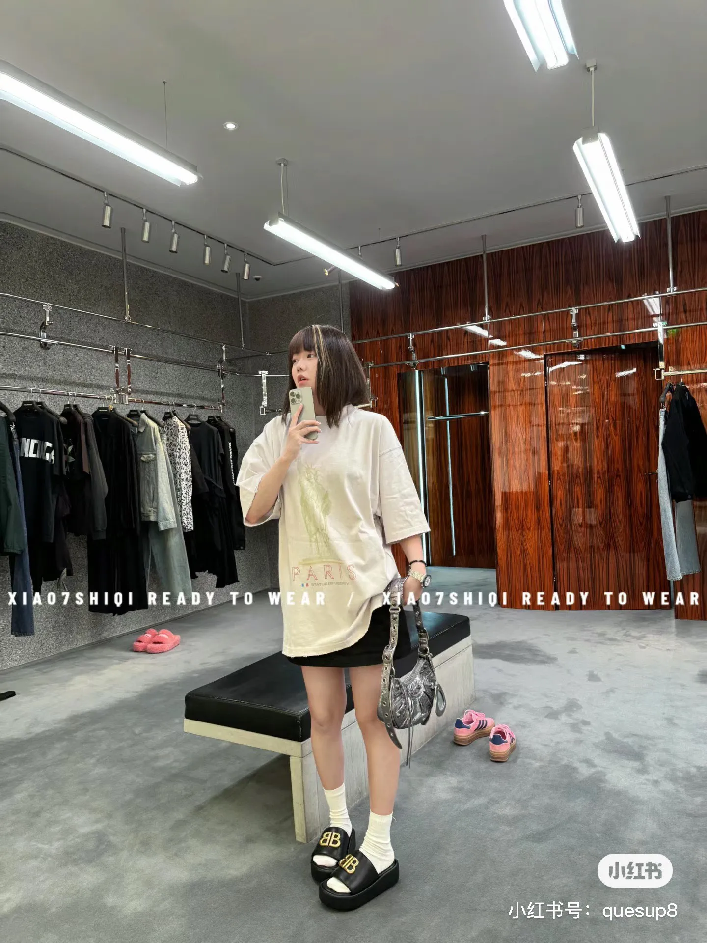 ♻️💯Upper body reference model picture❤️【New arrival】Top version - BALENCIAGA - Statue of Liberty printed short-sleeved T-shirt. Original developed custom-woven fabric process, washed and treated. High gram weight 300g fabric, full texture, clean cloth surface, soft and comfortable. Solona thread custom dyeing has no color difference. The fabric uses a plain weave structure made of thicker yarns and has a retro style. Plain weave is a basic fabric structure characterized by frequent interweaving of warp and weft yarns. The fabric has a smooth appearance, clear texture, and a relatively light feel. Ready-to-wear garments are generally washable and comfortable to wear. The front is decorated with the Statue of Liberty. Printing process The Statue of Liberty National Monument, also known as Liberty Enlightening the World, is located on Liberty Island, New York, USA. On the occasion of the 100th anniversary of the founding of the United States, France presented a statue representing freedom. The underside of the statue is transformed into a Paris letter print, which is very symbolic. The design language of Balenciaga has a profound meaning. Graffiti prints are handsome and full of style. Washed and worn hole crafts os drop shoulders and loose version. Same style for men and women. Color: active white black. Size: XS-L P:300