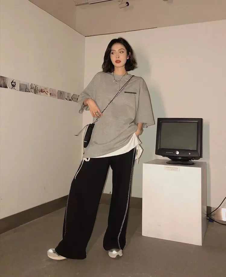 ♻️💯Upper body reference model picture❤BALENCIAGA Balenciaga's new tape letter printing male and female couple stars the same style pure cotton loose short-sleeved T-shirt The front and rear platens are hand-printed, precision mesh is used to make the stencil, imported environmentally friendly slurry is scraped, and the letters are clearly restored. The spacing between letters is all the same as the original version. The font size is consistent with the original version. The comparison code number ratio is increased and enlarged. The letters are strictly aligned to highly restore the spacing ratio and three-dimensional sense. The printing has no burrs. Basically, the color difference is minimized to be infinitely close. The printing has transparent bottom lines and no burrs. The yarn is made of Made of 18SJC and imported oil-proof treated thread, there will be no oil stains. The car is imported from Silver Sword with a knife, which does not eat the cloth or leave any cloth. The sewing machine needle uses a No. 9 round-head needle, which does not puncture or break the fibers of the fabric. The density of the thread is 3CM/14 needles, which is tight and not loose or sparse. The double-layer stitching of the back collar is firm and tight. The double chain of the shoulder is routed. The hem is tightened tightly. The fabric is full of drape and consistent with the pattern. The fabric is made of 280g double-ply double-yarn plain cotton fabric, which has full drape and smooth hand feel. Complete color matching from dyeing to craftsmanship, customized accessories with three standards Size: XS-L Color: Dark heather gray white black P: 250