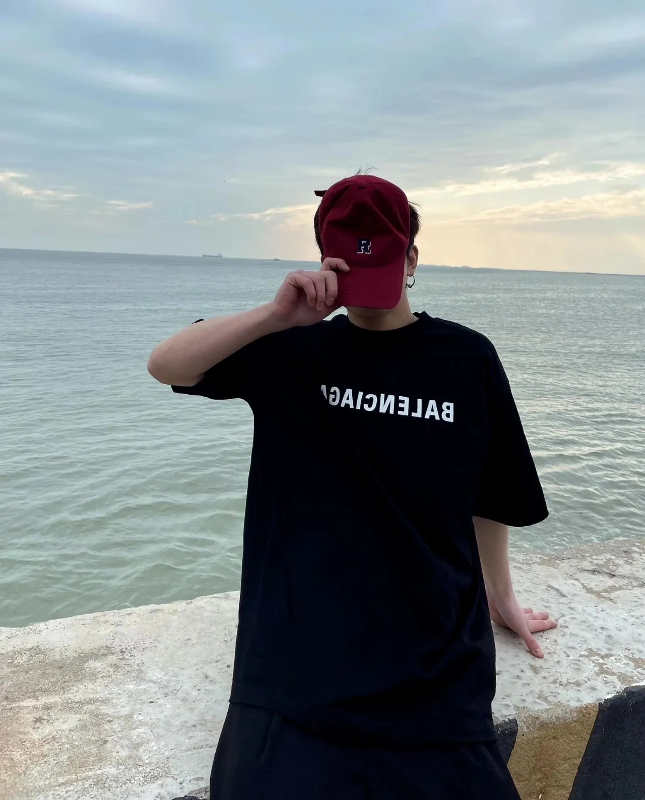 ♻️💯Reference model picture for the upper body❤️Top tested version 23SS BALENCIAGA Balenciaga embroidered frayed mirror LOGO same style pure cotton loose short-sleeved T-shirt for male and female couple stars. The os version is really charming. Balenciaga is really the best. The new version of each season is done to the extreme. It is very practical and can be worn casually. It uses 32 double yarns and 280 grams of weight fabric. Made of imported knitting needle carded cotton, the thickness is moderate, drapey and contoured, making the upper body comfortable! ! It is very tolerant to fat body types and can instantly lose five pounds after wearing it!  The front #simple element# embroidery is imported from Tajima high-density heavy embroidery technology. The fonts are three-dimensional and full. The neck straps are made of pure cotton and are one-piece straps. There is no color difference and will not deform. In the past two years, oversize has become the focus of the trend and has been a popular staple in the past two years. The change of designers has made this brand an instant hit. The progressive fashion of the times also needs the blood impact of fresh elements and trendy designs to continue its glory! It’s stylish both inside and outside, a must-have for high street travel! An absolute "eye-catching style" that can be matched with couples 💏 New collar label, please pay attention to distinguish it.  Size: XS-L P:250
