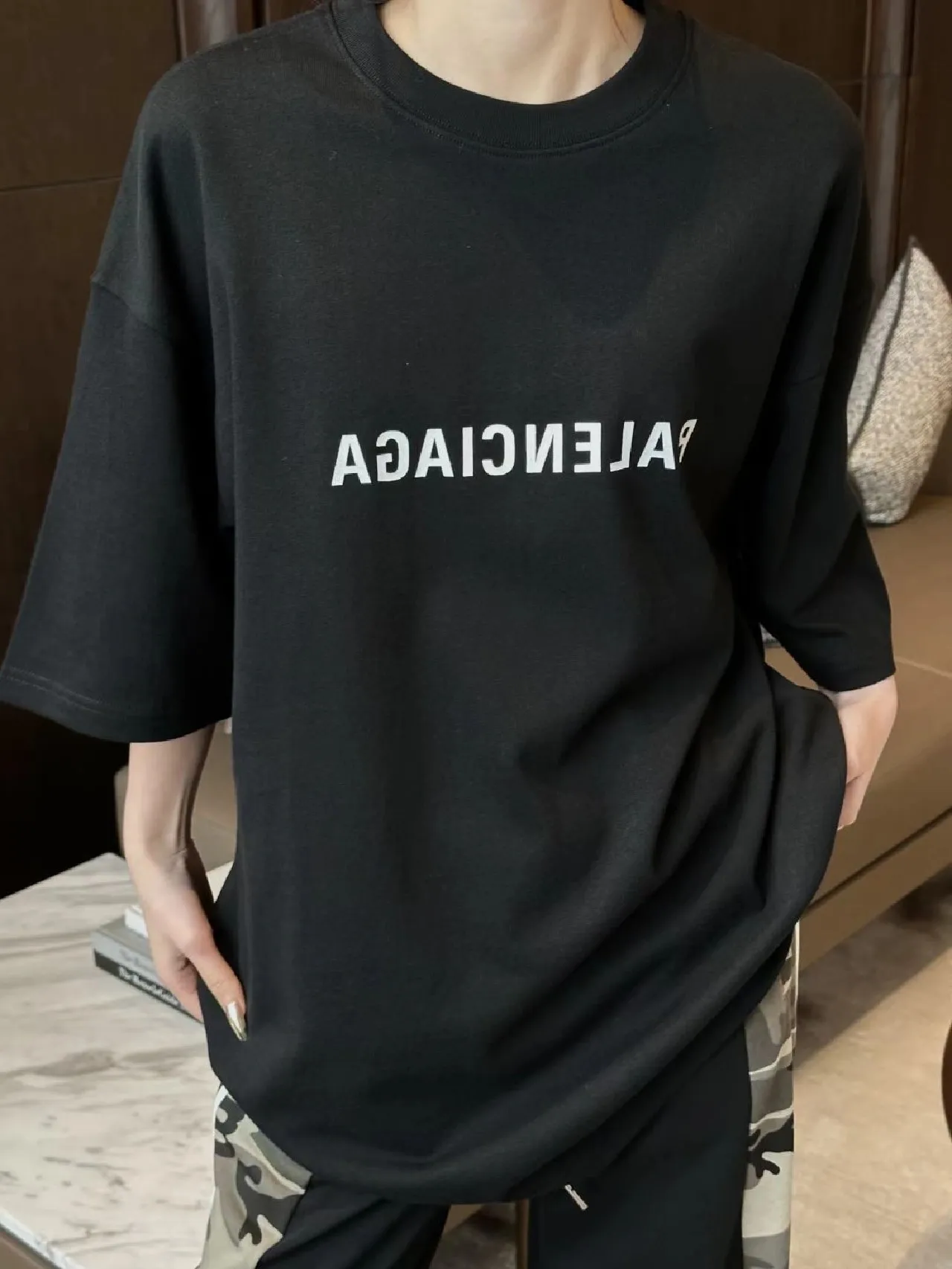 ♻️💯Reference model picture for the upper body❤️Top tested version 23SS BALENCIAGA Balenciaga embroidered frayed mirror LOGO same style pure cotton loose short-sleeved T-shirt for male and female couple stars. The os version is really charming. Balenciaga is really the best. The new version of each season is done to the extreme. It is very practical and can be worn casually. It uses 32 double yarns and 280 grams of weight fabric. Made of imported knitting needle carded cotton, the thickness is moderate, drapey and contoured, making the upper body comfortable! ! It is very tolerant to fat body types and can instantly lose five pounds after wearing it!  The front #simple element# embroidery is imported from Tajima high-density heavy embroidery technology. The fonts are three-dimensional and full. The neck straps are made of pure cotton and are one-piece straps. There is no color difference and will not deform. In the past two years, oversize has become the focus of the trend and has been a popular staple in the past two years. The change of designers has made this brand an instant hit. The progressive fashion of the times also needs the blood impact of fresh elements and trendy designs to continue its glory! It’s stylish both inside and outside, a must-have for high street travel! An absolute "eye-catching style" that can be matched with couples 💏 New collar label, please pay attention to distinguish it.  Size: XS-L P:250