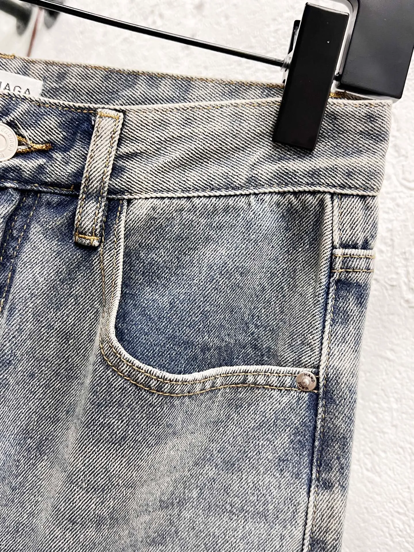🅿️260 Style number: H952 Balenciaga & Balenciaga FW25 DestroyedNormal straight jeans for men and women, blue, top ceiling quality, styles with different wash textures, very friendly to people with thin legs and thick legs, the straight and slim fit is very flattering to the leg shape, timeless moderate length, easy to match with, basic styling for various styles, a must-have in the wardrobe! The fabric is stiff but also makes the upper body soft without losing texture. The washing process is even more perfect. It is a must-have item for everyone! ! ! Washed wheat, hang tag, pants label, three labels complete Color: blue Size: 28, 30, 32, 34, 36