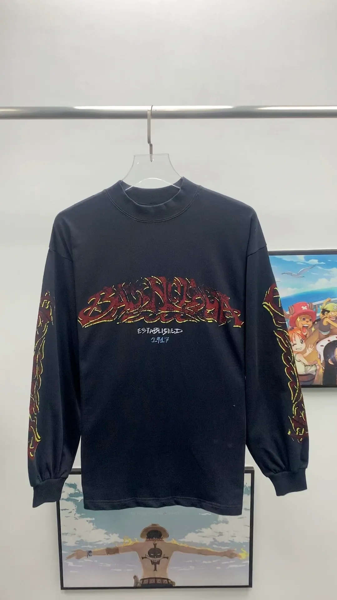 Frontal real shot video————The top tested version of Balenciaga Paris 24ss capsule series flame long sleeves round neck long sleeves This is undoubtedly a big hit this year. I purchased the original version for the first time. The ghost letters on the front and back are printed using imported Kornit machine direct printing technology. Exclusively matched 32 smooth plain double yarns/300g fabric Using dot printing technology, the printed images have the characteristics of rich layers, strong three-dimensionality and lifelike colors. The dot paste has excellent fastness and soft feel and does not block the screen. Offshore large-profile long and short-sleeved sweatshirts and sweatpants, retro and old graffiti logo are versatile and good-looking ·Oversized version ·Round neck ·Short sleeves The front, back and sleeves are decorated with offshore artwork prints Washed faded effect Color Green gray Old pink Size:S~L P:320